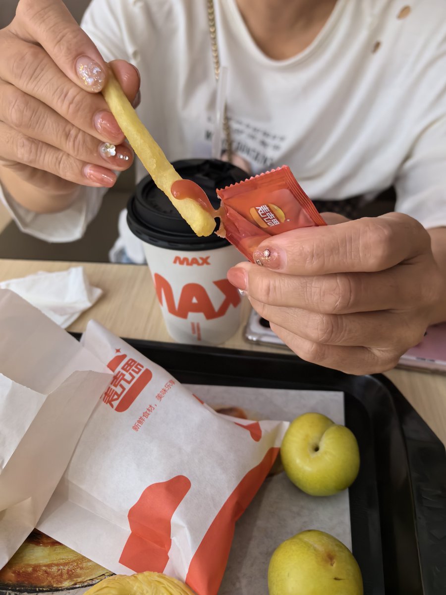 PattyBucknam's tweet photo. Spent the whole afternoon stealing fries from my person’s plate and laughing when they pretend to be mad. Best lazy date ever. https://t.co/kWTJY5wbAc