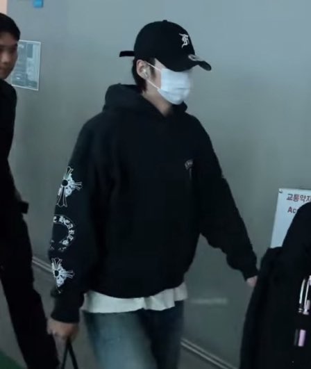 minglossyc's tweet photo. Yoongi could hide his entire face and still look so damn attractive https://t.co/gfAJazHjL3