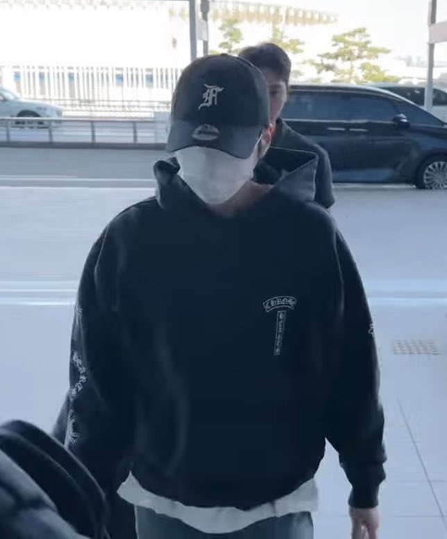 minglossyc's tweet photo. Yoongi could hide his entire face and still look so damn attractive https://t.co/gfAJazHjL3
