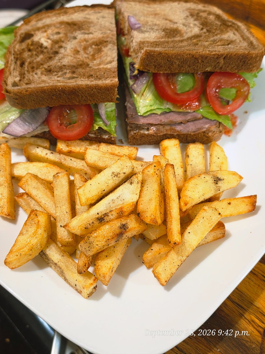 Raix43512345's tweet photo. @c4credit roast beef sandwich on rye bread with lettuce, tomato, red onion and a creamy dill mustard with homemade fries https://t.co/2Tm60hrWG8