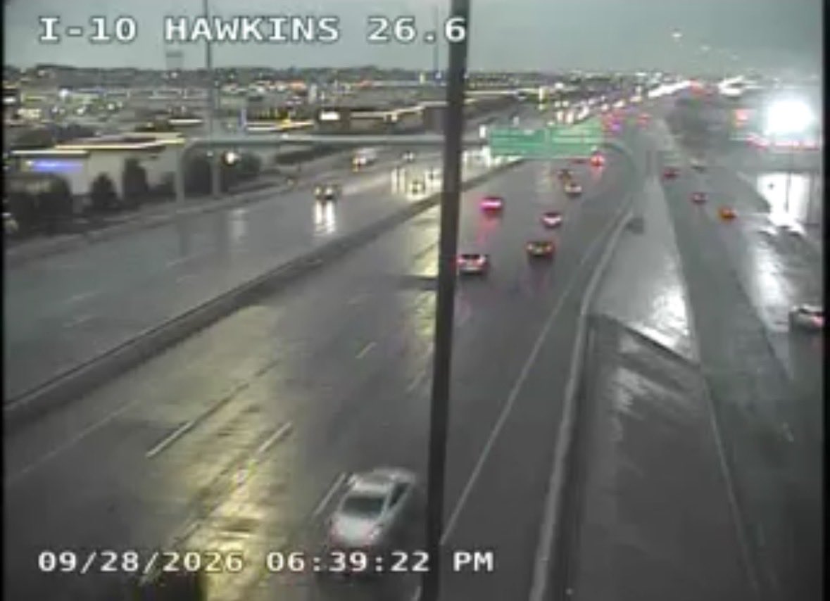 DianaGomezTV's tweet photo. ⛈️ It’s raining once again across the Borderland, and roadways are slick. Avoid driving through standing water, leave plenty of space between you and the vehicle ahead. Drive with extra caution and stay safe! 🚗

#EPTraffic #Roadways #ElPasoTexas #WeatherWarn #TurnAroundDontDrown https://t.co/mU5b5xvcCb