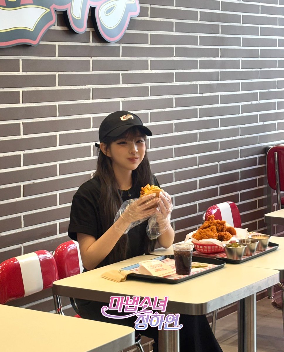 lucky_factory_s's tweet photo. 되게 치킨 버거집 알바생미 있으시다 😋

🪄 여러분의 반짝임을 수거할게요 🪄
📍 매주 화요일 오후 7시
🔮 구독 &amp; 좋아요 &amp; 알림 설정 🦔

#tripleS #트리플에스 #정하연 #JeongHayeon #Hayeon https://t.co/Ef3EH8tMpz