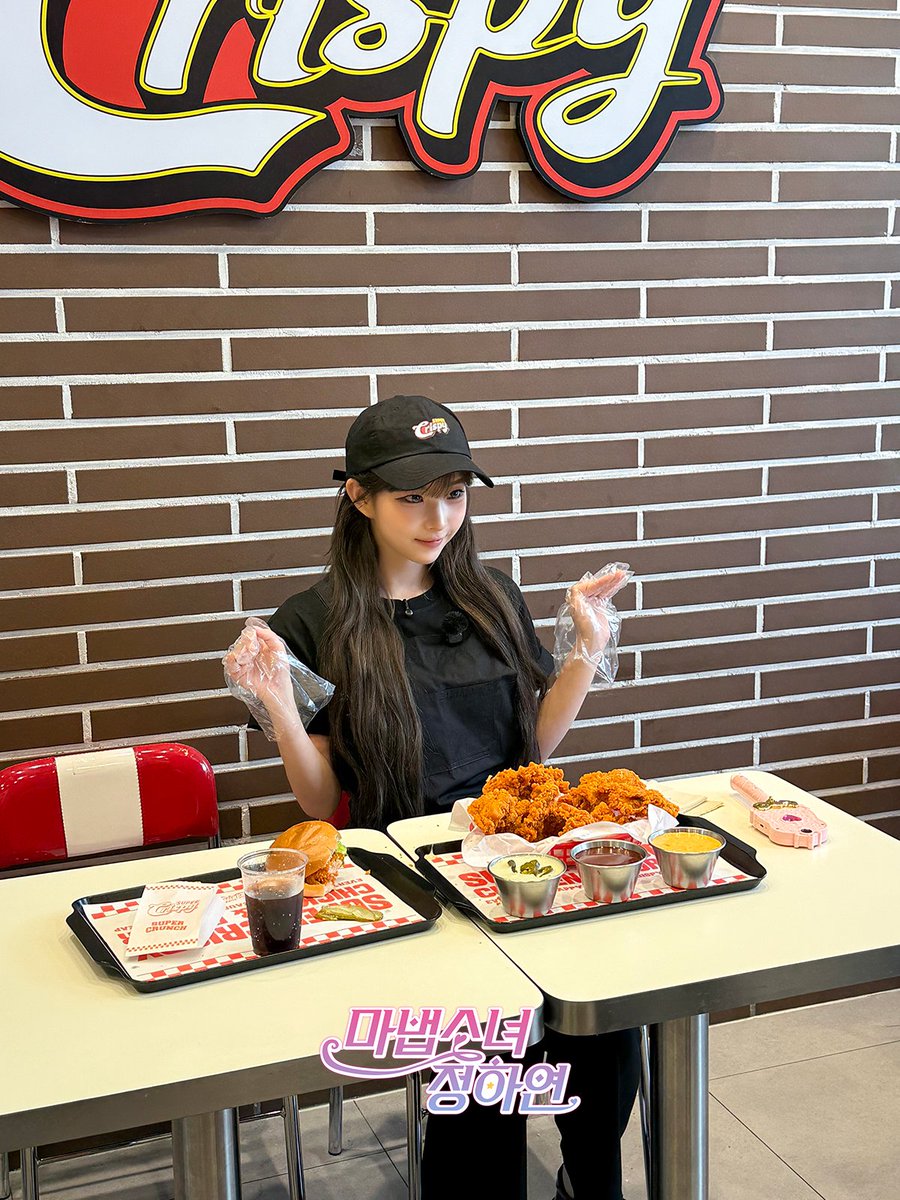 lucky_factory_s's tweet photo. 되게 치킨 버거집 알바생미 있으시다 😋

🪄 여러분의 반짝임을 수거할게요 🪄
📍 매주 화요일 오후 7시
🔮 구독 &amp; 좋아요 &amp; 알림 설정 🦔

#tripleS #트리플에스 #정하연 #JeongHayeon #Hayeon https://t.co/Ef3EH8tMpz