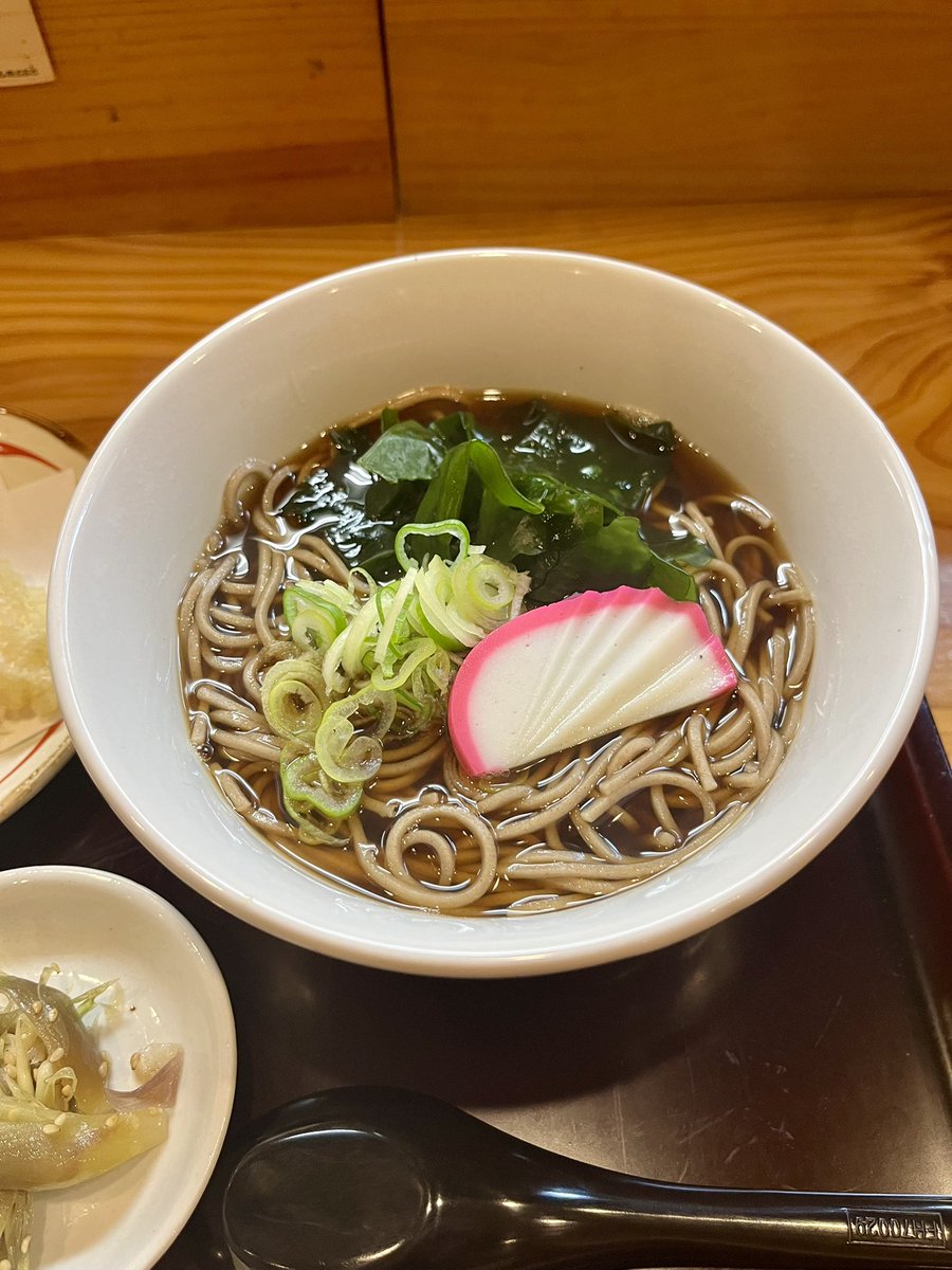 KenKen66422036's tweet photo. 今週のランチはこちら💁‍♂️
蕎麦と天ぷらの定食でございます。
シンプルなかけ蕎麦とエビ天、とり天、ナス、大葉の天ぷら、ミニ舞茸ご飯と小鉢が付いたセットです♪税込1,000円
ランチメニューはこの一品のみ！
今週もよろしくお願いいたします🤲 https://t.co/6ZapSI2hSy