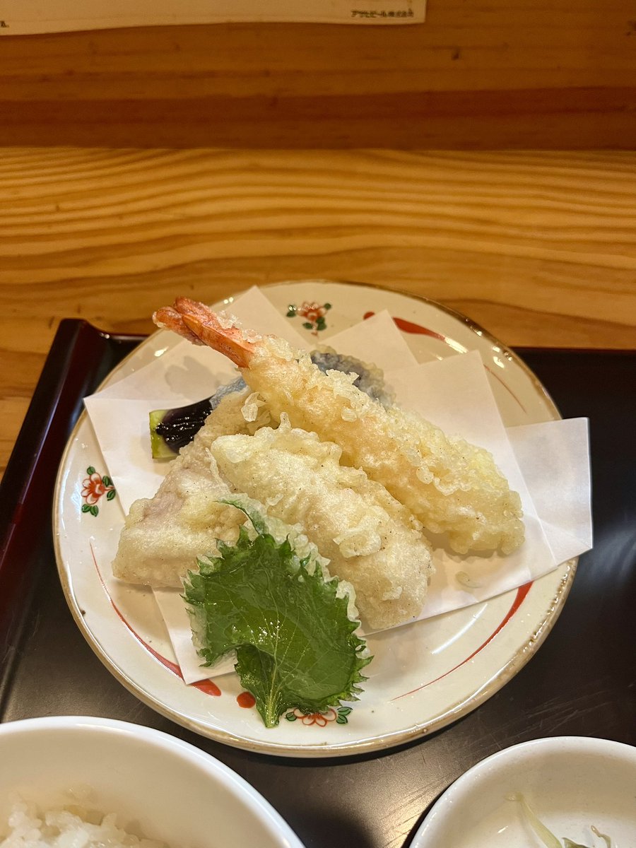 KenKen66422036's tweet photo. 今週のランチはこちら💁‍♂️
蕎麦と天ぷらの定食でございます。
シンプルなかけ蕎麦とエビ天、とり天、ナス、大葉の天ぷら、ミニ舞茸ご飯と小鉢が付いたセットです♪税込1,000円
ランチメニューはこの一品のみ！
今週もよろしくお願いいたします🤲 https://t.co/6ZapSI2hSy