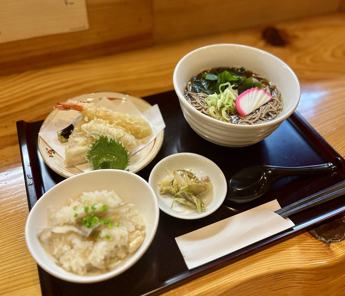 KenKen66422036's tweet photo. 今週のランチはこちら💁‍♂️
蕎麦と天ぷらの定食でございます。
シンプルなかけ蕎麦とエビ天、とり天、ナス、大葉の天ぷら、ミニ舞茸ご飯と小鉢が付いたセットです♪税込1,000円
ランチメニューはこの一品のみ！
今週もよろしくお願いいたします🤲 https://t.co/6ZapSI2hSy