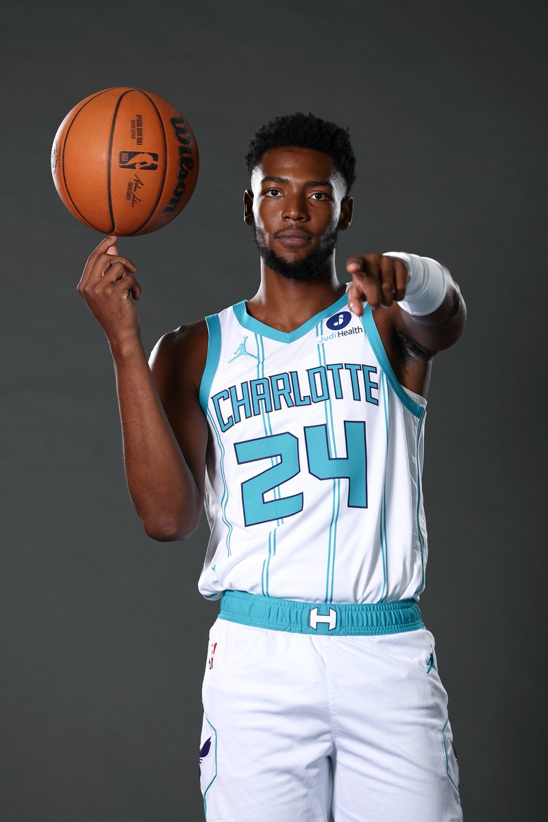 Ready to bring the BUZZ into Year 4... @​brandmillerr 😤 
 [📷](https://pbs.twimg.com/media/HTWGoCkbAAAb6IW.jpg) https://pbs.twimg.com/media/HTWGoCkbAAAb6IW.jpg