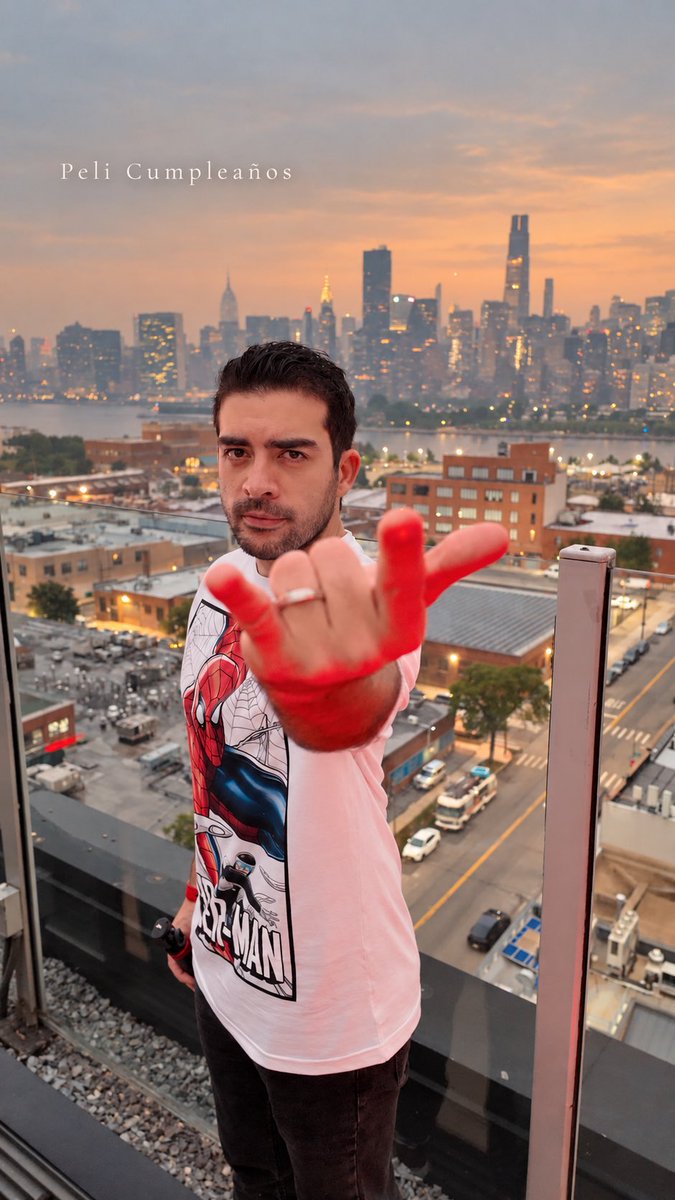 Peli_Comic's tweet photo. Hoy es el peli cumpleaños superior 🕷️
También es el año dónde Pelicomic cumplió 10 años y ha sido muy arácnido y lleno de pelifamilia.
Gracias por dejar que mis teorías los acompañen para ir al baño, cocinar o trabajar y por preguntarse ¿cómo está esa araña? https://t.co/ZVDKWUu5dE