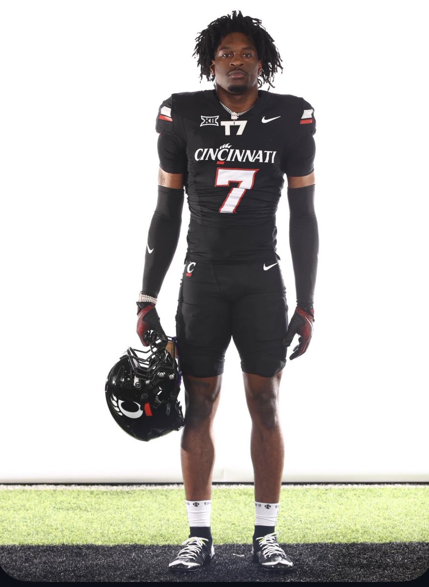 picksix_9's tweet photo. Blessed to receive a offer from @GoBearcatsFB @SWiltfong_ @BSonnone @SWiltfong_ @ChadSimmons_ @TomLoy247 @ScoutFball @BabyJoeMedia2 @CoachMurph_9 @ZachGrantUC @UC_Recruiting @CoachPittRiley5 @coachcook55 @AC_BIG12AU https://t.co/jWt4BWLtIg