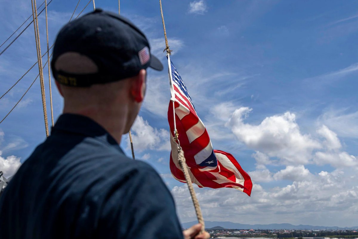 aircraftcarrier's tweet photo. Quartermaster 1st Class shifts colors aboard Nimitz-class aircraft carrier USS Abraham Lincoln (CVN 72) as the carrier departs Laem Chabang, Thailand on September 6, 2026.
#USNavy #USSAbrahamLincoln #CVN72 #SeaPower #LaemChabang https://t.co/SOvo9dynJa