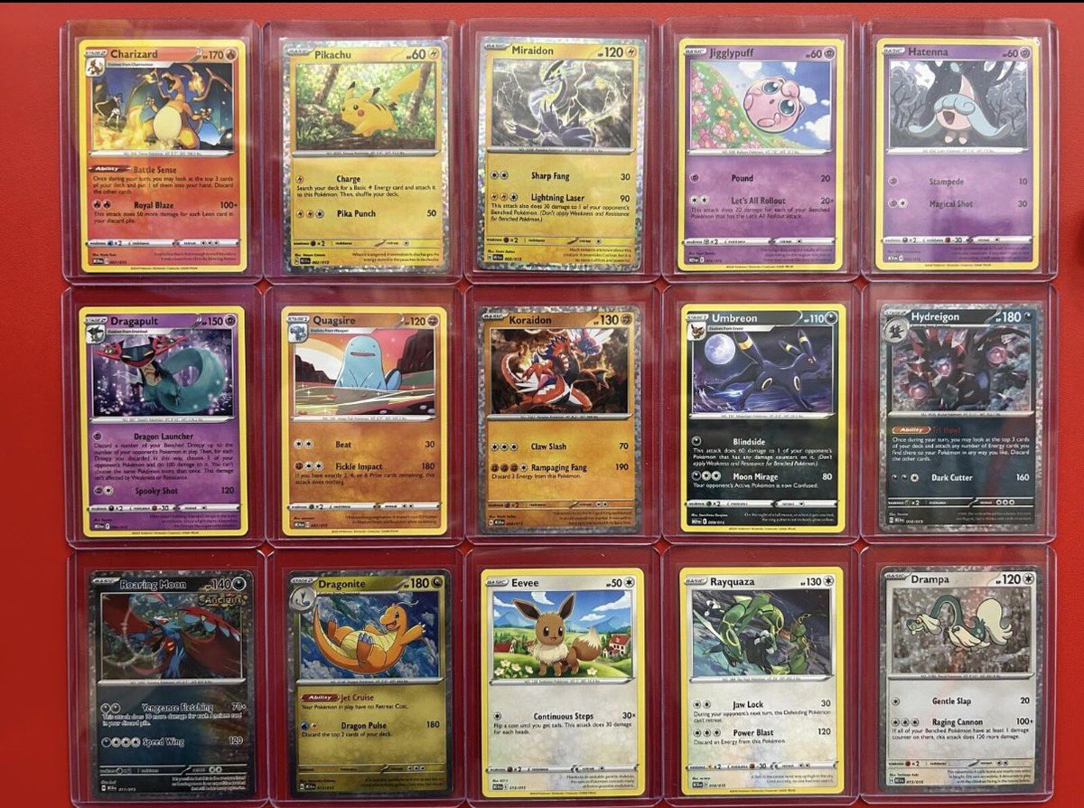 PKVN_TCG's tweet photo. 🐉2024/25｜海外マック×ポケカ

「Dragon Discovery」が激アツだった🍟🔥

・全15種類
・リザードン
・ピカチュウ
・ブラッキー
・イーブイ
・レックウザ
・カイリューなど人気ポケモンが収録👀

📦1パック4枚入り
→ ホロ1枚＋ノンホロ3枚

さらに重要👇

⚡15種類すべて過去カードの再録
✨ホロは全7種類

つまり、
「新規カード」ではなく
人気カードをマック限定仕様で再録🔥

海外マック×ポケカは
過去にもこんな人気ポケモンを選出。

そして2026年――
ポケモン30周年で再び開催へ🍟🔥

次に選ばれるポケモン、
マジで気になる👀