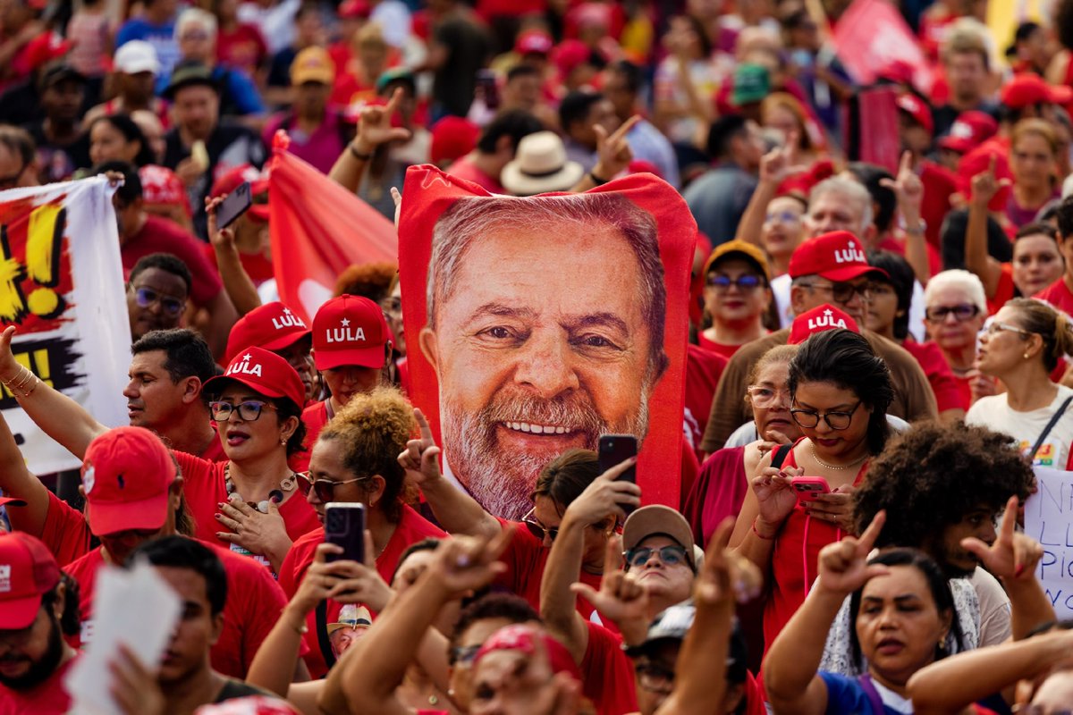 MidiaNINJA's tweet photo. Maré vermelha em Belém pra receber o presidente Lula nessa reta final de eleição.

Fotos: Ricardo Stuckert e Márcio Nagano https://t.co/xNDVFakKtN