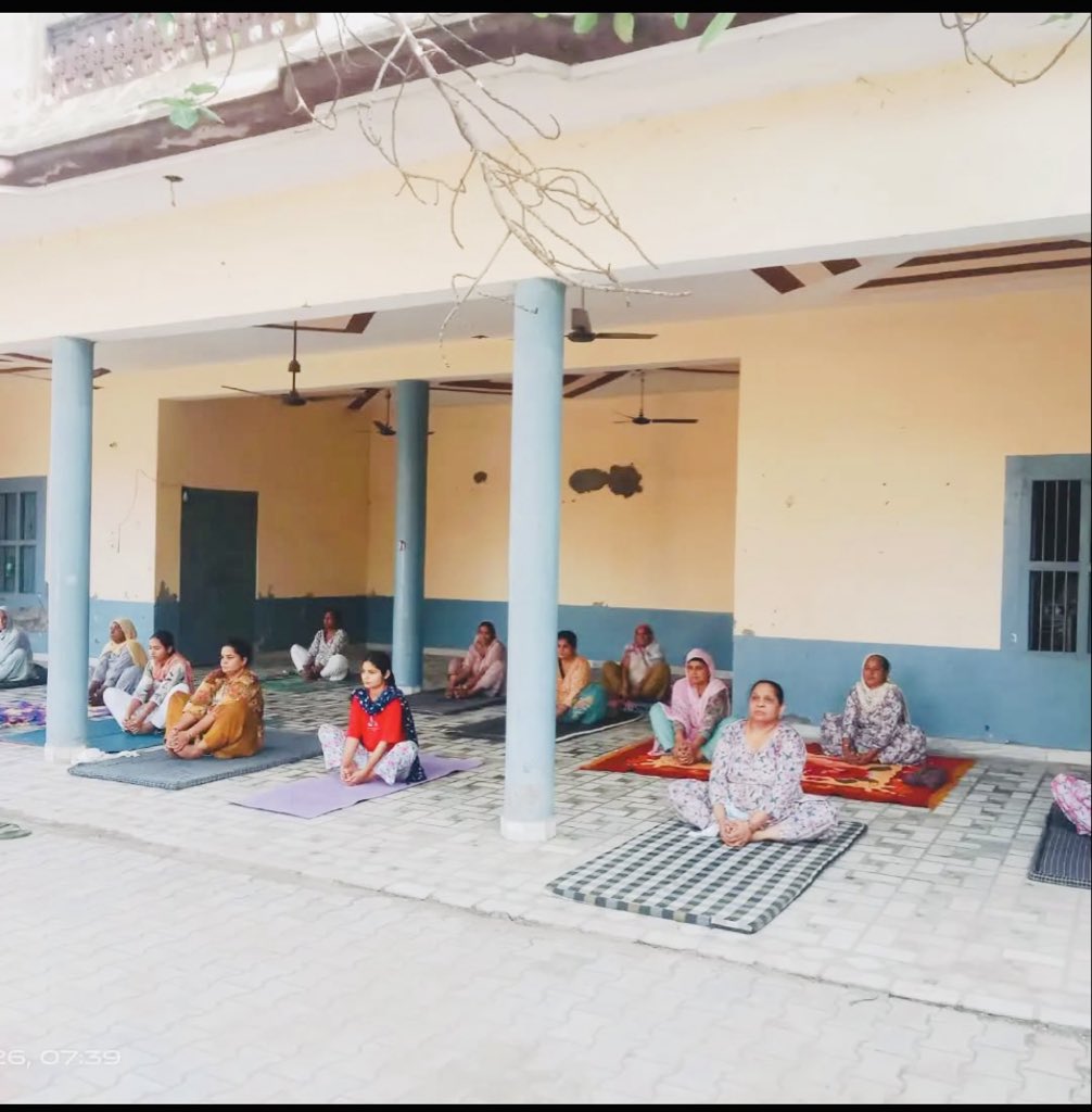 komalnain810's tweet photo. Fill your breaths with new strength,  
Steer your life with yoga.  
Keep body and mind robust and healthy,  
Embrace yoga every day."  
#CMDiyogshala  
#sangrur  
#bhagwantmaan  
@KamleshMSU https://t.co/9d6lujG6DF
