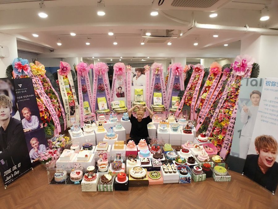 lesbians4bsk's tweet photo. jun receiving 65 birthday cakes for his birthday leading to agencies banning fans from being able to send them to artists https://t.co/Eu9P1Vh8bi