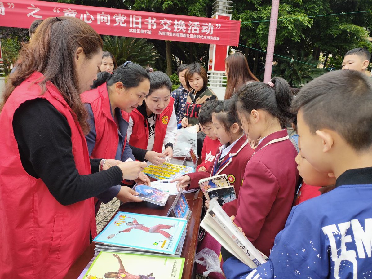 EmeraldDudz1's tweet photo. Join our neighborhood book swap this Sat 2-4pm at Central Park Pavilion! Bring a pre-loved book, take a new one, chat with neighbors u0026 score great reads—no sign-up needed!， https://t.co/wsrX6njUtF