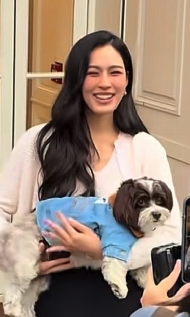 kaijeaw__19's tweet photo. เห๊ยยย พี่ฟังก่อน พี่ๆ!! “ แรกๆอุ้ม หลังๆเริ่มไม่ใช่ ” 
จะอุ้ม ‘🐶’ กลับไทยแล้วนั่น ประเด็นหมาใคร๊!!   ไม่มีใครห้าม หลิงเอาจริงนั่น55555555555555

LINGORM FLY TO DIOR PFW #LingOrmDiorAirportLook
#linglingkwong https://t.co/XoIBEbbY8x