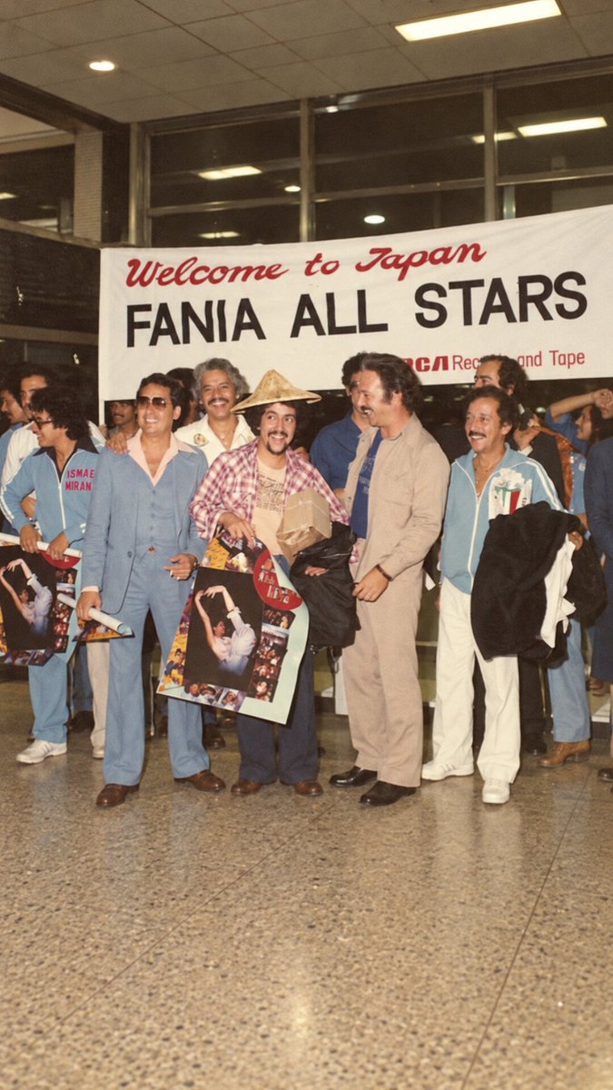 Chris_Montz's tweet photo. En septiembre de 1976, la mayor máquina de salsa del planeta aterrizó en Tokio. Eran reyes absolutos en Nueva York y el Caribe, pero nadie sabía qué pasaría al chocar contra la cultura más hermética de Oriente. Esta es la insólita historia de la gira de Fania All Stars por Japón:

La bautizaron ‘Salsa Caravan ’76’: cinco fechas repartidas entre Yokohama, Osaka y Tokio. Jerry Masucci quería abrir el mercado asiático a cualquier costo. Al frente iba Johnny Pacheco comandando una primera línea vocal de ensueño: Cheo Feliciano, Ismael Miranda, Ismael Quintana, Santos Colón y Nancy O’Neill en los coros.

Sobre la tarima, el show era pura electricidad, Roberto Roena bailaba poseído ante la mirada atónita de un público acostumbrado a la solemnidad, mientras Nicky Marrero castigaba los timbales vestido con un insólito kimono verde de karate.

Aunque algunas salas estuvieron a medio llenar, el furor fue auténtico. Los japoneses terminaron rompiendo todo protocolo, se subían al escenario a bailar como podían y les llenaban los brazos de flores y botellas de sake.

Pero detrás del telón, el ambiente era una olla de presión. Greg Mitchell, periodista de la revista estadounidense Crawdaddy, viajó con la delegación y documentó para la posteridad lo que los aplausos tapaban. La convivencia era un campo minado, autobuses retrasando sus salidas esperando una y otra vez a Willie Colón, y paseos turísticos al gran Buda de Kamakura entre silencios incómodos y roces internos.

El choque cultural tampoco perdonó ni en la mesa. En una cena, a Larry Harlow le sirvieron una langosta cruda que, para su espanto, empezó a moverse y saltó fuera del plato, pero el verdadero malestar de ‘El Judío Maravilloso’ no venía de la comida de mar; en privado, confesaba su frustración por tener que tocar noche tras noche el mismo repertorio de siempre.

No era el único. Nicky Marrero se quejaba de que los cantantes acaparaban todo el protagonismo mientras el material musical perdía filo. Mitchell retrató en su reportaje, con detalles, a una orquesta gigante en la cima del mundo, pero sometida al desgaste, el choque cultural y el agotamiento de su propia maquinaria.

La postal definitiva de esa tensión ocurrió al terminar una de las funciones. Izzy Sanabria gritaba al micrófono preguntándole a la multitud si la orquesta no les parecía magnífica. El público aplaudía eufórico. A pocos metros, mientras se abotonaba la camisa tras dejar su trombón, Willie Colón soltó entre dientes su propio veredicto: ‘Esto es una mierda!’.

Más allá de los roces y las peripecias, aquella gira marcó un paso importante en la expansión internacional de Fania y de la salsa. Diez años después, en 1986, parte de esas actuaciones quedaron impresas en el disco ‘Fania All Stars Live in Japan 1976’, testimonio de lo vivido hace 50 años.

[Si eres Suscriptor de la cuenta y quieres conocer los entretelones, los roces y las anécdotas de esta gira, te dejo en PDF el reportaje publicado en Crawdaddy en marzo de 1977.]