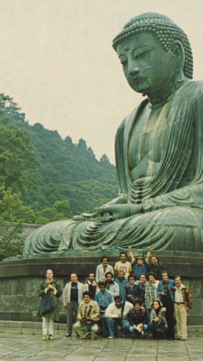Chris_Montz's tweet photo. En septiembre de 1976, la mayor máquina de salsa del planeta aterrizó en Tokio. Eran reyes absolutos en Nueva York y el Caribe, pero nadie sabía qué pasaría al chocar contra la cultura más hermética de Oriente. Esta es la insólita historia de la gira de Fania All Stars por Japón:

La bautizaron ‘Salsa Caravan ’76’: cinco fechas repartidas entre Yokohama, Osaka y Tokio. Jerry Masucci quería abrir el mercado asiático a cualquier costo. Al frente iba Johnny Pacheco comandando una primera línea vocal de ensueño: Cheo Feliciano, Ismael Miranda, Ismael Quintana, Santos Colón y Nancy O’Neill en los coros.

Sobre la tarima, el show era pura electricidad, Roberto Roena bailaba poseído ante la mirada atónita de un público acostumbrado a la solemnidad, mientras Nicky Marrero castigaba los timbales vestido con un insólito kimono verde de karate.

Aunque algunas salas estuvieron a medio llenar, el furor fue auténtico. Los japoneses terminaron rompiendo todo protocolo, se subían al escenario a bailar como podían y les llenaban los brazos de flores y botellas de sake.

Pero detrás del telón, el ambiente era una olla de presión. Greg Mitchell, periodista de la revista estadounidense Crawdaddy, viajó con la delegación y documentó para la posteridad lo que los aplausos tapaban. La convivencia era un campo minado, autobuses retrasando sus salidas esperando una y otra vez a Willie Colón, y paseos turísticos al gran Buda de Kamakura entre silencios incómodos y roces internos.

El choque cultural tampoco perdonó ni en la mesa. En una cena, a Larry Harlow le sirvieron una langosta cruda que, para su espanto, empezó a moverse y saltó fuera del plato, pero el verdadero malestar de ‘El Judío Maravilloso’ no venía de la comida de mar; en privado, confesaba su frustración por tener que tocar noche tras noche el mismo repertorio de siempre.

No era el único. Nicky Marrero se quejaba de que los cantantes acaparaban todo el protagonismo mientras el material musical perdía filo. Mitchell retrató en su reportaje, con detalles, a una orquesta gigante en la cima del mundo, pero sometida al desgaste, el choque cultural y el agotamiento de su propia maquinaria.

La postal definitiva de esa tensión ocurrió al terminar una de las funciones. Izzy Sanabria gritaba al micrófono preguntándole a la multitud si la orquesta no les parecía magnífica. El público aplaudía eufórico. A pocos metros, mientras se abotonaba la camisa tras dejar su trombón, Willie Colón soltó entre dientes su propio veredicto: ‘Esto es una mierda!’.

Más allá de los roces y las peripecias, aquella gira marcó un paso importante en la expansión internacional de Fania y de la salsa. Diez años después, en 1986, parte de esas actuaciones quedaron impresas en el disco ‘Fania All Stars Live in Japan 1976’, testimonio de lo vivido hace 50 años.

[Si eres Suscriptor de la cuenta y quieres conocer los entretelones, los roces y las anécdotas de esta gira, te dejo en PDF el reportaje publicado en Crawdaddy en marzo de 1977.]
