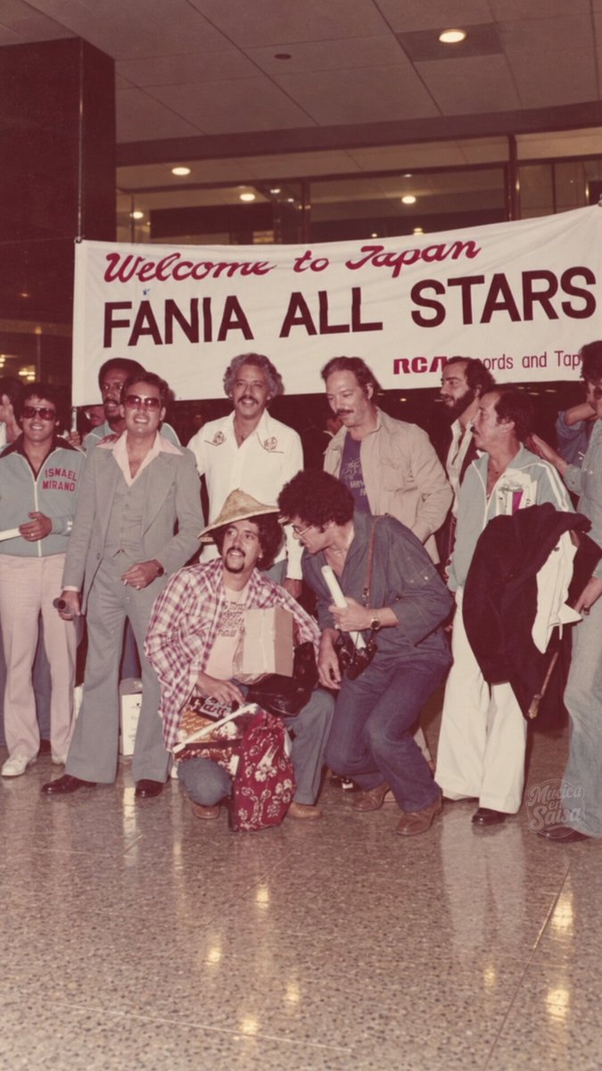 Chris_Montz's tweet photo. En septiembre de 1976, la mayor máquina de salsa del planeta aterrizó en Tokio. Eran reyes absolutos en Nueva York y el Caribe, pero nadie sabía qué pasaría al chocar contra la cultura más hermética de Oriente. Esta es la insólita historia de la gira de Fania All Stars por Japón:

La bautizaron ‘Salsa Caravan ’76’: cinco fechas repartidas entre Yokohama, Osaka y Tokio. Jerry Masucci quería abrir el mercado asiático a cualquier costo. Al frente iba Johnny Pacheco comandando una primera línea vocal de ensueño: Cheo Feliciano, Ismael Miranda, Ismael Quintana, Santos Colón y Nancy O’Neill en los coros.

Sobre la tarima, el show era pura electricidad, Roberto Roena bailaba poseído ante la mirada atónita de un público acostumbrado a la solemnidad, mientras Nicky Marrero castigaba los timbales vestido con un insólito kimono verde de karate.

Aunque algunas salas estuvieron a medio llenar, el furor fue auténtico. Los japoneses terminaron rompiendo todo protocolo, se subían al escenario a bailar como podían y les llenaban los brazos de flores y botellas de sake.

Pero detrás del telón, el ambiente era una olla de presión. Greg Mitchell, periodista de la revista estadounidense Crawdaddy, viajó con la delegación y documentó para la posteridad lo que los aplausos tapaban. La convivencia era un campo minado, autobuses retrasando sus salidas esperando una y otra vez a Willie Colón, y paseos turísticos al gran Buda de Kamakura entre silencios incómodos y roces internos.

El choque cultural tampoco perdonó ni en la mesa. En una cena, a Larry Harlow le sirvieron una langosta cruda que, para su espanto, empezó a moverse y saltó fuera del plato, pero el verdadero malestar de ‘El Judío Maravilloso’ no venía de la comida de mar; en privado, confesaba su frustración por tener que tocar noche tras noche el mismo repertorio de siempre.

No era el único. Nicky Marrero se quejaba de que los cantantes acaparaban todo el protagonismo mientras el material musical perdía filo. Mitchell retrató en su reportaje, con detalles, a una orquesta gigante en la cima del mundo, pero sometida al desgaste, el choque cultural y el agotamiento de su propia maquinaria.

La postal definitiva de esa tensión ocurrió al terminar una de las funciones. Izzy Sanabria gritaba al micrófono preguntándole a la multitud si la orquesta no les parecía magnífica. El público aplaudía eufórico. A pocos metros, mientras se abotonaba la camisa tras dejar su trombón, Willie Colón soltó entre dientes su propio veredicto: ‘Esto es una mierda!’.

Más allá de los roces y las peripecias, aquella gira marcó un paso importante en la expansión internacional de Fania y de la salsa. Diez años después, en 1986, parte de esas actuaciones quedaron impresas en el disco ‘Fania All Stars Live in Japan 1976’, testimonio de lo vivido hace 50 años.

[Si eres Suscriptor de la cuenta y quieres conocer los entretelones, los roces y las anécdotas de esta gira, te dejo en PDF el reportaje publicado en Crawdaddy en marzo de 1977.]