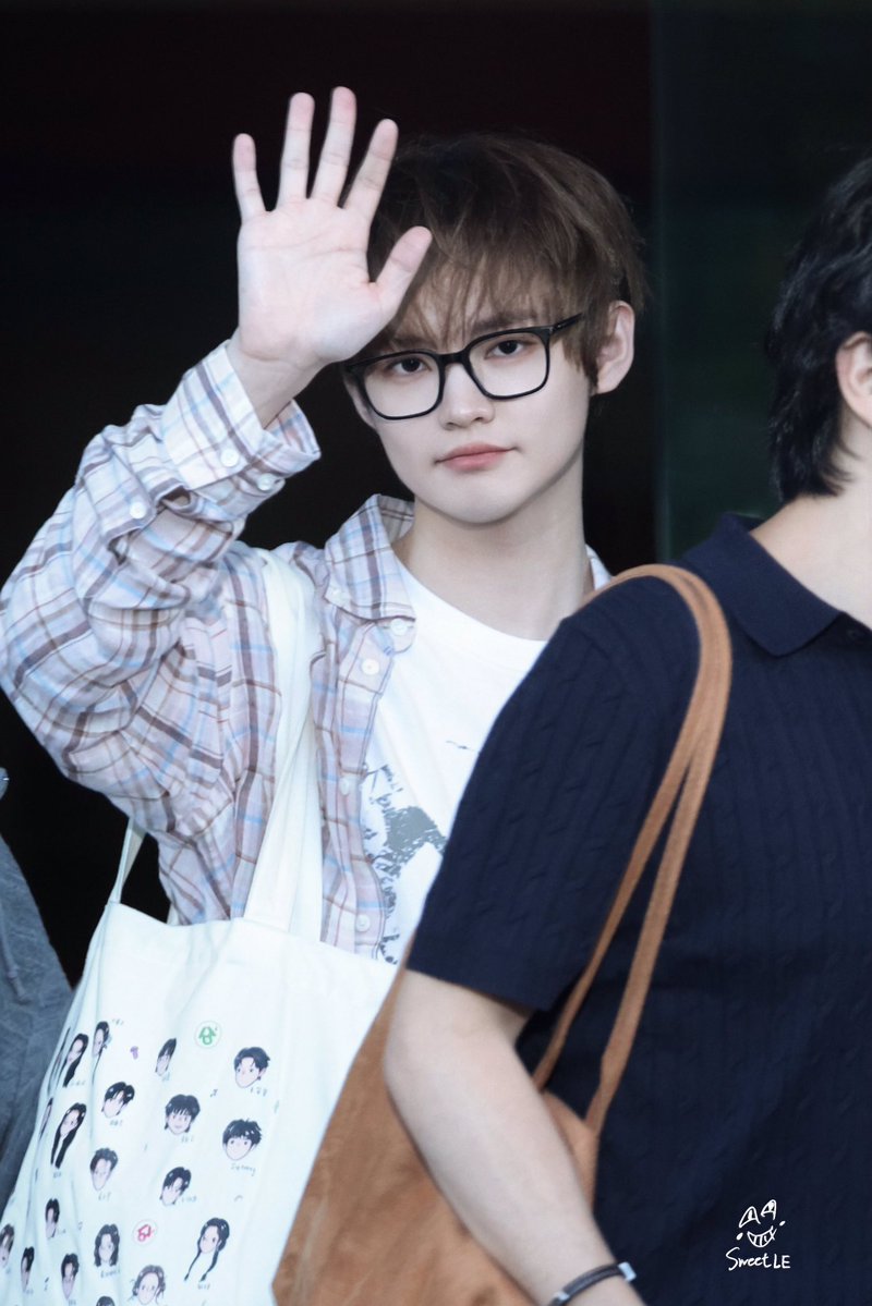 wwiinnjenle's tweet photo. Gw juga sama kok ngebadut kalo yg di konten itu mungkin mark, tapi sedih juga ternyata ga banyak yg perhatian ke Chenle yaaa bahkan totebag ini selalu dipake sama dia kemana-mana, tapi kalian tetep ga ngeh kalo ini punya chenle hehe. Sejelas ini motifnya aja beda sama punya mark😅😅

Dan lebih sedihnya lagi, pas udh dikasih tau itu totebag chenle tetep ada yg denial😅😅 
Gw tau kalian ga perhatian ke chenle dan ga ngikutin chenle selama era VOY, tapi jangan seketara itu lah😄😁