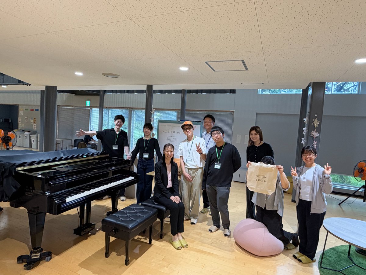 gymlabo's tweet photo. ピアノ再生プロジェクト「復刻ノオト」の集いでした♫
「復刻ノオト」の拠点は飯塚に移りますが、これからもGYMLABOのピアノが長く愛されますように♬

本学の開学50周年（1959年）の際に寄贈されたベーゼンドルファー社製のグランドピアノと一緒に記念撮影しました✨️

#復刻ノオト
#九工大
#GTMLABO https://t.co/AgdPSsYlR3