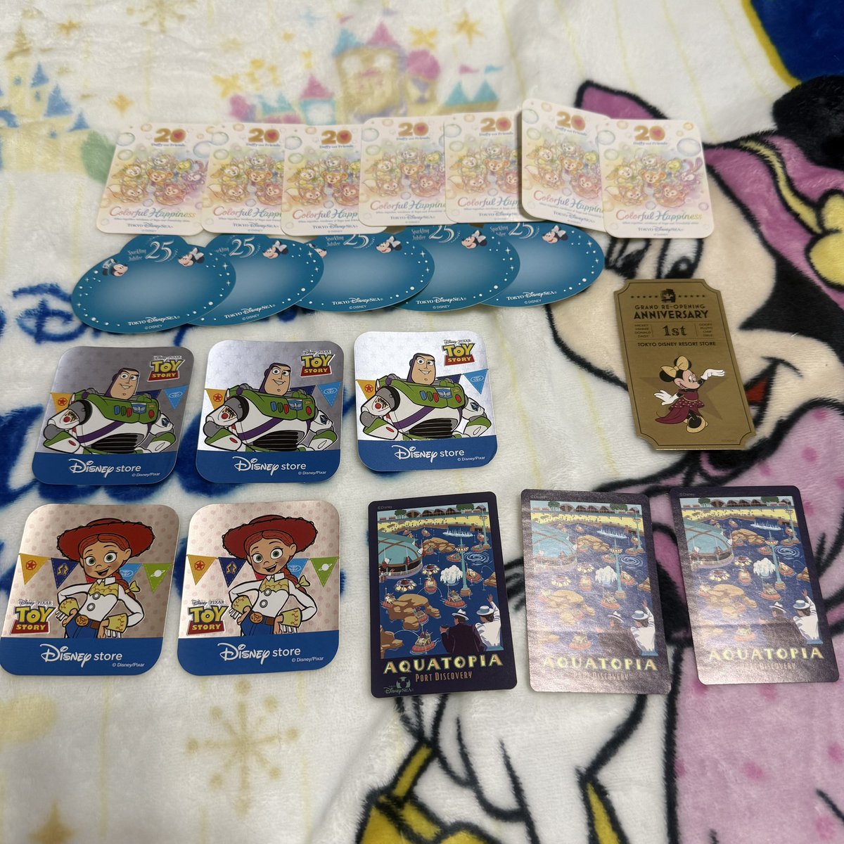 ankr04_trhk13's tweet photo. 【交換】ディズニーストア じゃんけん あいこ ランダム 店舗限定カード

(譲)画像1~4の数字がついている物

(求)画像1~3の斜線が付いていない物

ランダム・店舗同士の交換
求めは各1になります
数字の色に理由ないです https://t.co/H1K9SYo26z