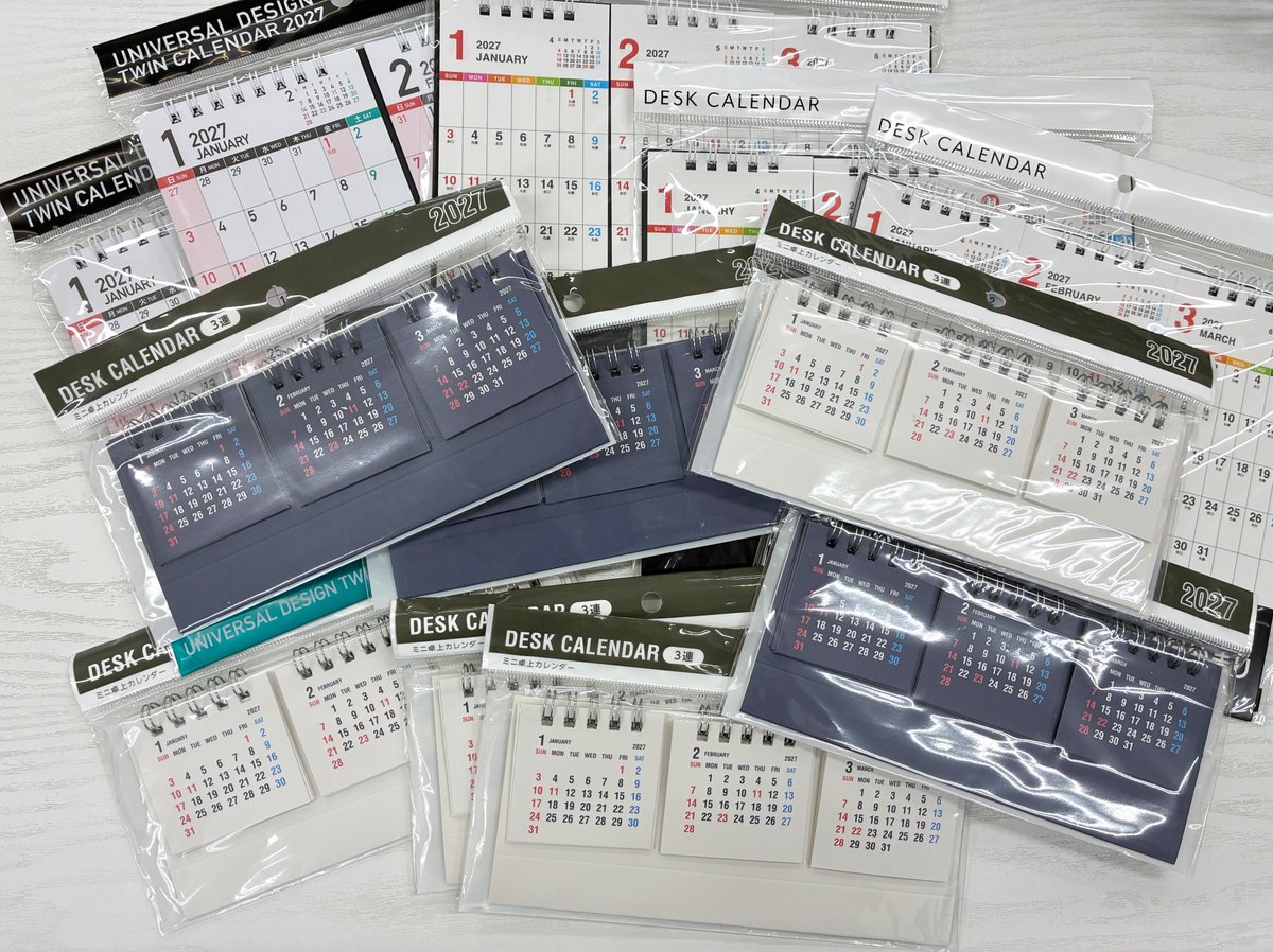 MVSP_Q's tweet photo. 今年もこの季節がやってきましたー！！セリアの大人気カレンダー！もう品薄のものもあったので、全デスク分買ってきました！この3ヶ月カレンダーに慣れるともう他のものは使えない、、#カレンダー　#セリア https://t.co/RKYPmo3442