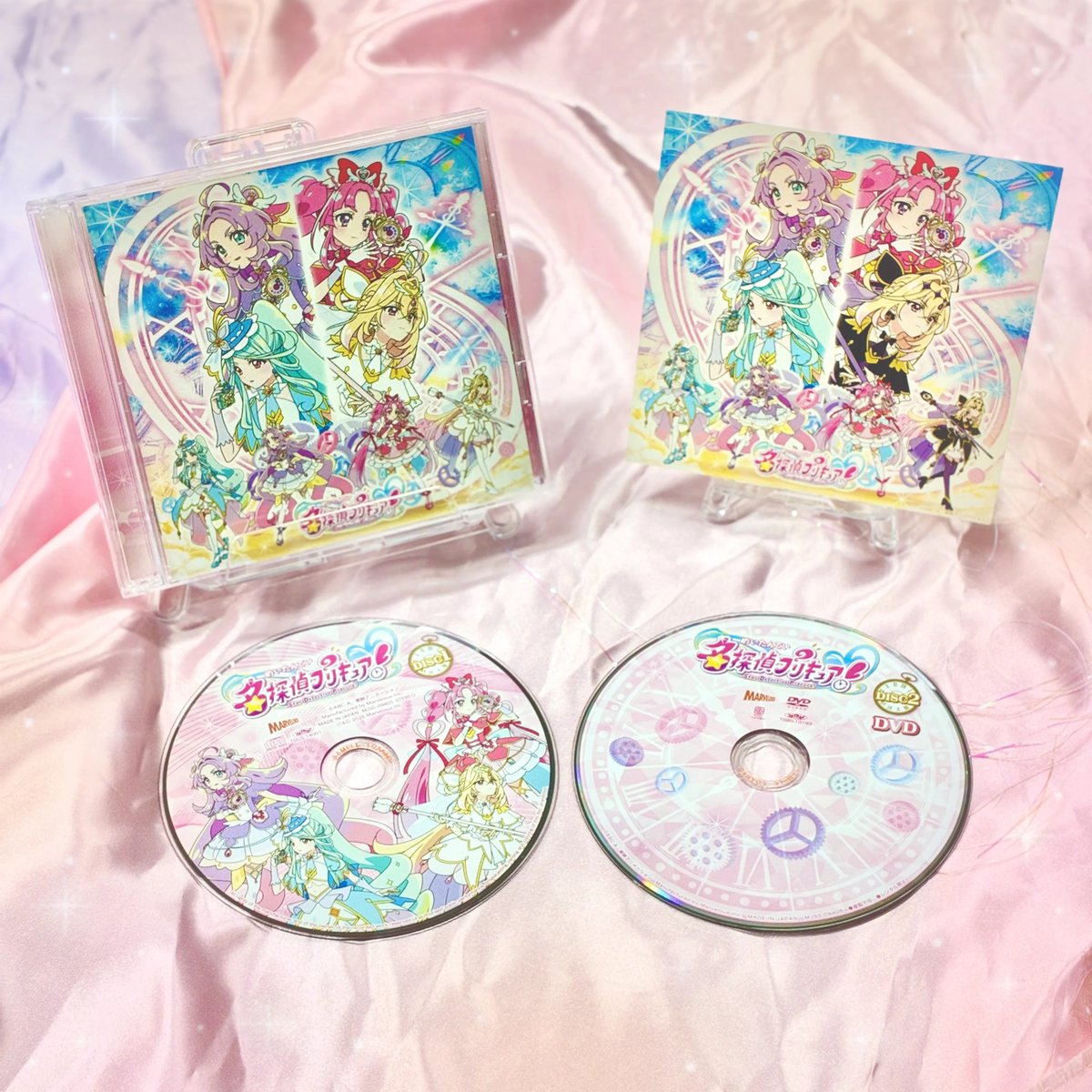 precure_marv's tweet photo. ＼ ✨いよいよ明日発売✨ ／
『#名探偵プリキュア！』後期主題歌シングル

💿追加封入特典公開❣💿
差し替えジャケット

🔽店舗別特典つき購入はこちら
https://t.co/qKavV4Zur5

🎁店舗特典🎁
💎Amazon：メガジャケ
💎楽天ブックス：A4クリアポスター
💎ネオウィング：2L判ブロマイド
💎全国アニメイト（通販含む）：ミニフォト4枚セット
※【CD+DVD】と【通常盤】で絵柄が異なります。
💎ゲーマーズ全店（オンラインショップ含む）：L判ブロマイド4枚セット
※【CD+DVD】と【通常盤】で絵柄が異なります。
💎セブンネットショッピング：缶バッジ（丸型：57ｍｍ・キャラ選択制）

#たんプリ #precure #プリキュア