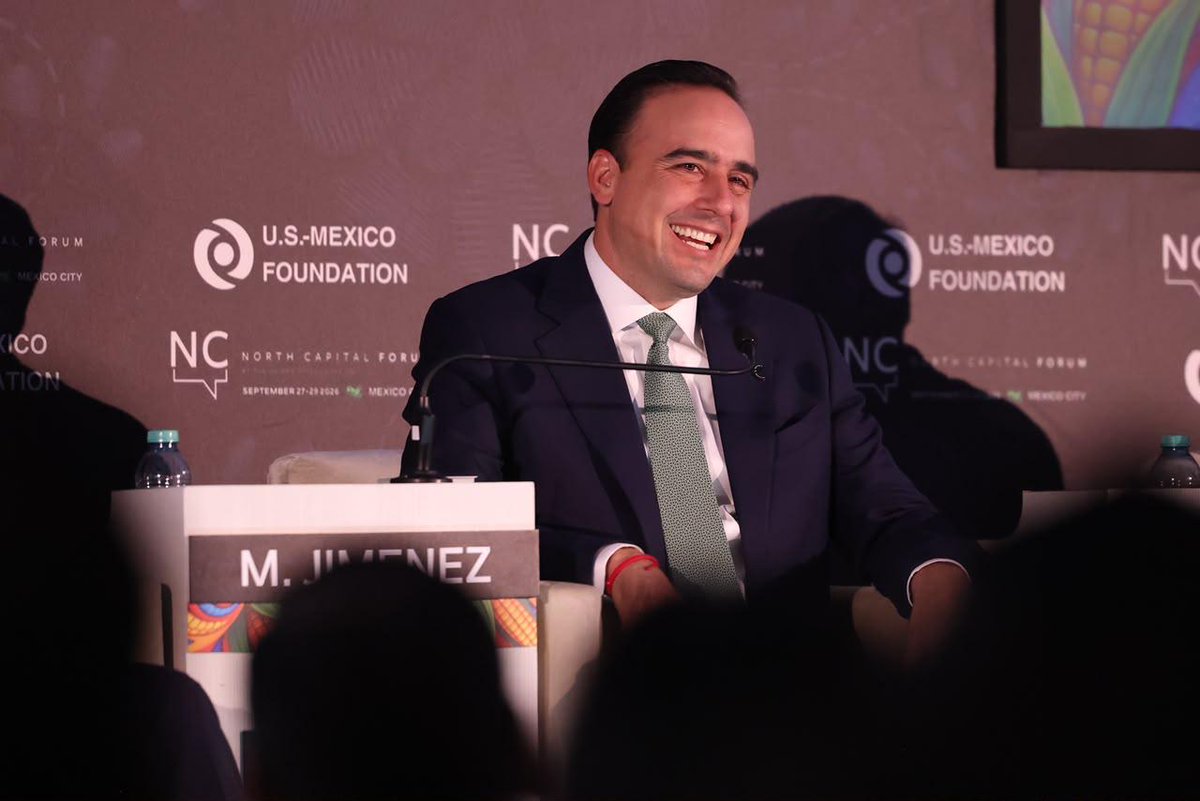 pnortemx's tweet photo. EN COAHUILA, ASUMIMOS LOS DESAFÍOS TRABAJANDO EN EQUIPO: MANOLO

Participa Gobernador de Coahuila en el North Capital Forum, donde expuso las fortalezas competitivas de Coahuila

En gira de trabajo por Ciudad de México, asiste a cena junto al embajador de Estados Unidos en México, y empresarios americanos, canadienses y mexicanos

Ciudad de México; a 28 de septiembre de 2026.- En gira de trabajo por la Ciudad de México, el gobernador Manolo Jiménez Salinas participó en el North Capital Forum, en donde compartió con empresas de Estados Unidos, de Canadá y de México, las fortalezas competitivas de Coahuila que hoy hacen de nuestro estado el mejor lugar para vivir e invertir en el país.

“No estoy hablando de lo que vamos a hacer. Estoy hablando de lo que ya hemos hecho”, enfatizó Manolo Jiménez en su participación.

En panel denominado “Cuenta conmigo: una conversación con aliados de América del Norte”, junto al Gobernador de Coahuila participaron además Dan Frankes, vicepresidente de Relaciones Internacionales General Motors; Shaikh Abdulla Rashed Al Khalifa, embajador del Reino de Bahréin en Estados Unidos; H. E. Crispin Conroy, embajador de Australia en México; Pierre Seïn Pyun, vicepresidente de Asuntos Gubernamentales Bombardier; Alejandro Preinfalk, presidente & CEO Siemens México, Centroamérica y el Caribe.

En su participación, Manolo Jiménez destacó que en Coahuila siempre se están asumiendo desafíos, y que la mejor manera de hacerlo es trabajando en equipo con la sociedad, con el sector privado y con las alcaldesas y los alcaldes, el Congreso y todas las instancias gubernamentales.

“Eso nos ha ayudado a estar preparados para enfrentar estos cambios”, expresó.

Comentó que lo que se ha venido haciendo en Coahuila es trabajar para ser los mejores, para generar y mantener las mejores condiciones para atraer más y mejores inversiones.

Jiménez Salinas señaló que como gobierno no generan empleos ni hacen las inversiones, ya que eso le corresponde al sector privado, “lo que sí hacemos como gobierno es generar las condiciones para que esas inversiones puedan llegar”, mencionó, y añadió que su gobierno ha estado trabajando en ello.

“Hemos trabajado para ser el estado más seguro de México, porque sabemos qué es lo que buscan los inversionistas cuando deciden dónde invertir; buscan seguridad, Estado de derecho, mano de obra, servicios y paz laboral”, indicó.

El Mandatario estatal destacó que gracias a todo este trabajo en equipo, Coahuila es actualmente el estado más seguro de México,  además de que Coahuila tiene energía, tiene agua, tiene tierra y tiene a los mejores trabajadores.

“Creo que así es como hemos enfrentado estos cambios en materia económica, y por eso somos el mejor lugar para invertir y para vivir”, aseveró.

Reiteró que la clave es trabajar en equipo entre el sector privado, la sociedad y el gobierno.

“Y así es como Coahuila se mantiene hoy estable y continúa recibiendo inversiones, aun cuando el entorno no ha sido el mejor”, puntualizó Manolo Jiménez.

Jiménez Salinas dio a conocer a los presentes en este panel que en Coahuila se tienen muchos ejemplos que han sido exitosos gracias a esta fórmula.

Comentó que GM es un ejemplo, empresa global que llegó a Coahuila en 1980 y que, junto con otras compañías de la industria automotriz, cambiaron la cara del estado.

“En este momento somos el mayor productor de automóviles en México y el mayor productor de autopartes en México, y hemos estado creciendo juntos a través de los años; hemos estado evolucionando”, señaló.

Destacó que Coahuila se ha ido adaptando a las necesidades que la industria requiere en cuanto a mano de obra calificada; que la entidad ha ido evolucionando en la parte educativa preparando a los técnicos e ingenieros, y que eso es lo que los socios han encontrado en Coahuila.

Agregó que todas las compañías que están en Coahuila han sido exitosas, y que las plantas de las empresas globales que están en Coahuila, son plantas campeonas de sus respectivas empresas.

“Entonces, esa es la certeza que hemos construido a través de los años en Coahuila, y esa es la certeza que les damos a los inversionistas en Coahuila: que somos aliados de todos aquellos que quieren trabajar e invertir en nuestro estado. Así que estamos listos para seguir enfrentando juntos los retos”, afirmó el gobernador Manolo Jiménez.

Previamente, Manolo Jiménez asistió a una cena en la que estuvieron presentes Ronald Johnson, embajador de Estados Unidos en México; Francisco González Abuerne, presidente ejecutivo de Grupo Milenio; funcionarios de los gobiernos de Estados Unidos y de Canadá; y directivos de empresas globales de Estados Unidos, México y Canadá.

En esta jornada de trabajo acompañaron al Gobernador de Coahuila, Blas Flores González, jefe de Gabinete y Proyectos Estratégicos; Luis Olivares Martínez, secretario de Economía; Sofia Delgadillo Díaz, directora de la Oficina de Promoción Económica y Turística Pro Coahuila.