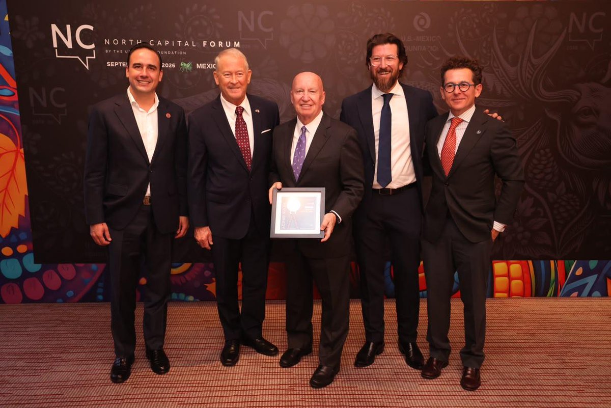 pnortemx's tweet photo. EN COAHUILA, ASUMIMOS LOS DESAFÍOS TRABAJANDO EN EQUIPO: MANOLO

Participa Gobernador de Coahuila en el North Capital Forum, donde expuso las fortalezas competitivas de Coahuila

En gira de trabajo por Ciudad de México, asiste a cena junto al embajador de Estados Unidos en México, y empresarios americanos, canadienses y mexicanos

Ciudad de México; a 28 de septiembre de 2026.- En gira de trabajo por la Ciudad de México, el gobernador Manolo Jiménez Salinas participó en el North Capital Forum, en donde compartió con empresas de Estados Unidos, de Canadá y de México, las fortalezas competitivas de Coahuila que hoy hacen de nuestro estado el mejor lugar para vivir e invertir en el país.

“No estoy hablando de lo que vamos a hacer. Estoy hablando de lo que ya hemos hecho”, enfatizó Manolo Jiménez en su participación.

En panel denominado “Cuenta conmigo: una conversación con aliados de América del Norte”, junto al Gobernador de Coahuila participaron además Dan Frankes, vicepresidente de Relaciones Internacionales General Motors; Shaikh Abdulla Rashed Al Khalifa, embajador del Reino de Bahréin en Estados Unidos; H. E. Crispin Conroy, embajador de Australia en México; Pierre Seïn Pyun, vicepresidente de Asuntos Gubernamentales Bombardier; Alejandro Preinfalk, presidente & CEO Siemens México, Centroamérica y el Caribe.

En su participación, Manolo Jiménez destacó que en Coahuila siempre se están asumiendo desafíos, y que la mejor manera de hacerlo es trabajando en equipo con la sociedad, con el sector privado y con las alcaldesas y los alcaldes, el Congreso y todas las instancias gubernamentales.

“Eso nos ha ayudado a estar preparados para enfrentar estos cambios”, expresó.

Comentó que lo que se ha venido haciendo en Coahuila es trabajar para ser los mejores, para generar y mantener las mejores condiciones para atraer más y mejores inversiones.

Jiménez Salinas señaló que como gobierno no generan empleos ni hacen las inversiones, ya que eso le corresponde al sector privado, “lo que sí hacemos como gobierno es generar las condiciones para que esas inversiones puedan llegar”, mencionó, y añadió que su gobierno ha estado trabajando en ello.

“Hemos trabajado para ser el estado más seguro de México, porque sabemos qué es lo que buscan los inversionistas cuando deciden dónde invertir; buscan seguridad, Estado de derecho, mano de obra, servicios y paz laboral”, indicó.

El Mandatario estatal destacó que gracias a todo este trabajo en equipo, Coahuila es actualmente el estado más seguro de México,  además de que Coahuila tiene energía, tiene agua, tiene tierra y tiene a los mejores trabajadores.

“Creo que así es como hemos enfrentado estos cambios en materia económica, y por eso somos el mejor lugar para invertir y para vivir”, aseveró.

Reiteró que la clave es trabajar en equipo entre el sector privado, la sociedad y el gobierno.

“Y así es como Coahuila se mantiene hoy estable y continúa recibiendo inversiones, aun cuando el entorno no ha sido el mejor”, puntualizó Manolo Jiménez.

Jiménez Salinas dio a conocer a los presentes en este panel que en Coahuila se tienen muchos ejemplos que han sido exitosos gracias a esta fórmula.

Comentó que GM es un ejemplo, empresa global que llegó a Coahuila en 1980 y que, junto con otras compañías de la industria automotriz, cambiaron la cara del estado.

“En este momento somos el mayor productor de automóviles en México y el mayor productor de autopartes en México, y hemos estado creciendo juntos a través de los años; hemos estado evolucionando”, señaló.

Destacó que Coahuila se ha ido adaptando a las necesidades que la industria requiere en cuanto a mano de obra calificada; que la entidad ha ido evolucionando en la parte educativa preparando a los técnicos e ingenieros, y que eso es lo que los socios han encontrado en Coahuila.

Agregó que todas las compañías que están en Coahuila han sido exitosas, y que las plantas de las empresas globales que están en Coahuila, son plantas campeonas de sus respectivas empresas.

“Entonces, esa es la certeza que hemos construido a través de los años en Coahuila, y esa es la certeza que les damos a los inversionistas en Coahuila: que somos aliados de todos aquellos que quieren trabajar e invertir en nuestro estado. Así que estamos listos para seguir enfrentando juntos los retos”, afirmó el gobernador Manolo Jiménez.

Previamente, Manolo Jiménez asistió a una cena en la que estuvieron presentes Ronald Johnson, embajador de Estados Unidos en México; Francisco González Abuerne, presidente ejecutivo de Grupo Milenio; funcionarios de los gobiernos de Estados Unidos y de Canadá; y directivos de empresas globales de Estados Unidos, México y Canadá.

En esta jornada de trabajo acompañaron al Gobernador de Coahuila, Blas Flores González, jefe de Gabinete y Proyectos Estratégicos; Luis Olivares Martínez, secretario de Economía; Sofia Delgadillo Díaz, directora de la Oficina de Promoción Económica y Turística Pro Coahuila.