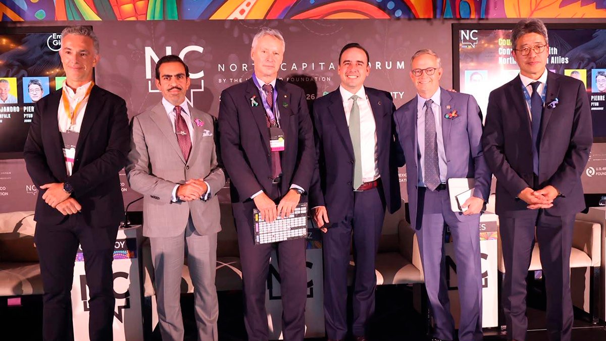 pnortemx's tweet photo. EN COAHUILA, ASUMIMOS LOS DESAFÍOS TRABAJANDO EN EQUIPO: MANOLO

Participa Gobernador de Coahuila en el North Capital Forum, donde expuso las fortalezas competitivas de Coahuila

En gira de trabajo por Ciudad de México, asiste a cena junto al embajador de Estados Unidos en México, y empresarios americanos, canadienses y mexicanos

Ciudad de México; a 28 de septiembre de 2026.- En gira de trabajo por la Ciudad de México, el gobernador Manolo Jiménez Salinas participó en el North Capital Forum, en donde compartió con empresas de Estados Unidos, de Canadá y de México, las fortalezas competitivas de Coahuila que hoy hacen de nuestro estado el mejor lugar para vivir e invertir en el país.

“No estoy hablando de lo que vamos a hacer. Estoy hablando de lo que ya hemos hecho”, enfatizó Manolo Jiménez en su participación.

En panel denominado “Cuenta conmigo: una conversación con aliados de América del Norte”, junto al Gobernador de Coahuila participaron además Dan Frankes, vicepresidente de Relaciones Internacionales General Motors; Shaikh Abdulla Rashed Al Khalifa, embajador del Reino de Bahréin en Estados Unidos; H. E. Crispin Conroy, embajador de Australia en México; Pierre Seïn Pyun, vicepresidente de Asuntos Gubernamentales Bombardier; Alejandro Preinfalk, presidente & CEO Siemens México, Centroamérica y el Caribe.

En su participación, Manolo Jiménez destacó que en Coahuila siempre se están asumiendo desafíos, y que la mejor manera de hacerlo es trabajando en equipo con la sociedad, con el sector privado y con las alcaldesas y los alcaldes, el Congreso y todas las instancias gubernamentales.

“Eso nos ha ayudado a estar preparados para enfrentar estos cambios”, expresó.

Comentó que lo que se ha venido haciendo en Coahuila es trabajar para ser los mejores, para generar y mantener las mejores condiciones para atraer más y mejores inversiones.

Jiménez Salinas señaló que como gobierno no generan empleos ni hacen las inversiones, ya que eso le corresponde al sector privado, “lo que sí hacemos como gobierno es generar las condiciones para que esas inversiones puedan llegar”, mencionó, y añadió que su gobierno ha estado trabajando en ello.

“Hemos trabajado para ser el estado más seguro de México, porque sabemos qué es lo que buscan los inversionistas cuando deciden dónde invertir; buscan seguridad, Estado de derecho, mano de obra, servicios y paz laboral”, indicó.

El Mandatario estatal destacó que gracias a todo este trabajo en equipo, Coahuila es actualmente el estado más seguro de México,  además de que Coahuila tiene energía, tiene agua, tiene tierra y tiene a los mejores trabajadores.

“Creo que así es como hemos enfrentado estos cambios en materia económica, y por eso somos el mejor lugar para invertir y para vivir”, aseveró.

Reiteró que la clave es trabajar en equipo entre el sector privado, la sociedad y el gobierno.

“Y así es como Coahuila se mantiene hoy estable y continúa recibiendo inversiones, aun cuando el entorno no ha sido el mejor”, puntualizó Manolo Jiménez.

Jiménez Salinas dio a conocer a los presentes en este panel que en Coahuila se tienen muchos ejemplos que han sido exitosos gracias a esta fórmula.

Comentó que GM es un ejemplo, empresa global que llegó a Coahuila en 1980 y que, junto con otras compañías de la industria automotriz, cambiaron la cara del estado.

“En este momento somos el mayor productor de automóviles en México y el mayor productor de autopartes en México, y hemos estado creciendo juntos a través de los años; hemos estado evolucionando”, señaló.

Destacó que Coahuila se ha ido adaptando a las necesidades que la industria requiere en cuanto a mano de obra calificada; que la entidad ha ido evolucionando en la parte educativa preparando a los técnicos e ingenieros, y que eso es lo que los socios han encontrado en Coahuila.

Agregó que todas las compañías que están en Coahuila han sido exitosas, y que las plantas de las empresas globales que están en Coahuila, son plantas campeonas de sus respectivas empresas.

“Entonces, esa es la certeza que hemos construido a través de los años en Coahuila, y esa es la certeza que les damos a los inversionistas en Coahuila: que somos aliados de todos aquellos que quieren trabajar e invertir en nuestro estado. Así que estamos listos para seguir enfrentando juntos los retos”, afirmó el gobernador Manolo Jiménez.

Previamente, Manolo Jiménez asistió a una cena en la que estuvieron presentes Ronald Johnson, embajador de Estados Unidos en México; Francisco González Abuerne, presidente ejecutivo de Grupo Milenio; funcionarios de los gobiernos de Estados Unidos y de Canadá; y directivos de empresas globales de Estados Unidos, México y Canadá.

En esta jornada de trabajo acompañaron al Gobernador de Coahuila, Blas Flores González, jefe de Gabinete y Proyectos Estratégicos; Luis Olivares Martínez, secretario de Economía; Sofia Delgadillo Díaz, directora de la Oficina de Promoción Económica y Turística Pro Coahuila.