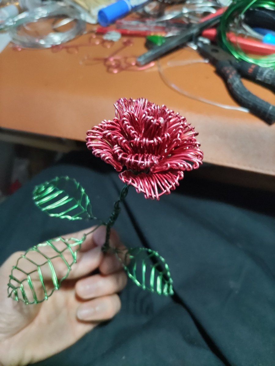tanukida2659's tweet photo. #全クリエイターに告ぐ花の作品を解放せよ
針金で作った薔薇 https://t.co/HaKqCzQoWQ