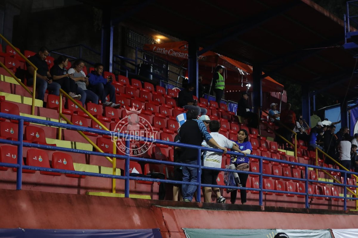 Elizabeth27gt's tweet photo. 🇬🇹 EL TRÉBOL, A UNA HORA DEL GUATEMALA VS. EL SALVADOR

A falta de una hora para el inicio del Guatemala 🆚 El Salvador por la segunda fecha de la Liga de Naciones de Concacaf, así lucen algunas localidades del estadio El Trébol.

Mientras se acerca la hora del partido, las graderías todavía muestran amplios espacios, a la espera de cómo evolucione el ingreso de aficionados en los minutos previos al encuentro.

El balón comenzará a rodar a las 20:00 horas.

🏆 #SeleMayor I #NationsLeague