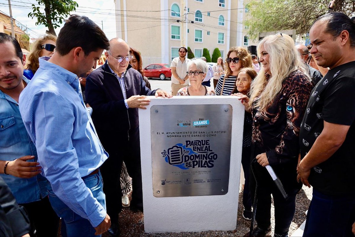 SLPMunicipio's tweet photo. Una petición ciudadana hecha en un Domingo de Pilas hoy es un espacio renovado para las familias potosinas. 🙌🏼

Inauguramos el Parque Lineal Domingo de Pilas en la avenida Tatanacho. Rehabilitamos por completo el camellón central, incorporamos iluminación y mejoramos las áreas para que las familias puedan disfrutarlas y quienes pasan por ahí cada día tengan un entorno más digno y seguro. 🌿💡#LaGrandezaDeSanLuis