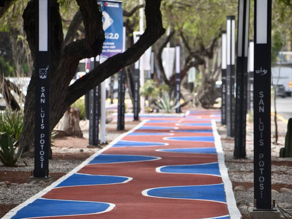 SLPMunicipio's tweet photo. Una petición ciudadana hecha en un Domingo de Pilas hoy es un espacio renovado para las familias potosinas. 🙌🏼

Inauguramos el Parque Lineal Domingo de Pilas en la avenida Tatanacho. Rehabilitamos por completo el camellón central, incorporamos iluminación y mejoramos las áreas para que las familias puedan disfrutarlas y quienes pasan por ahí cada día tengan un entorno más digno y seguro. 🌿💡#LaGrandezaDeSanLuis