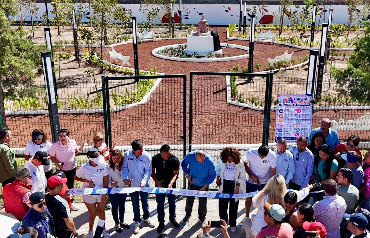 SLPMunicipio's tweet photo. Una petición ciudadana hecha en un Domingo de Pilas hoy es un espacio renovado para las familias potosinas. 🙌🏼

Inauguramos el Parque Lineal Domingo de Pilas en la avenida Tatanacho. Rehabilitamos por completo el camellón central, incorporamos iluminación y mejoramos las áreas para que las familias puedan disfrutarlas y quienes pasan por ahí cada día tengan un entorno más digno y seguro. 🌿💡#LaGrandezaDeSanLuis