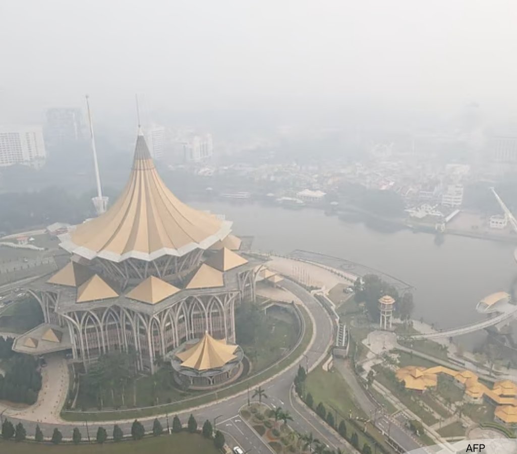 NewsBFM's tweet photo. Haze conditions have worsened, with 10 areas, including KL, Selangor, Johor and Sarawak, recording unhealthy API levels.

Serian in Sarawak recorded the highest reading at 174, followed by Pasir Gudang and Larkin in Johor at 169 and 168 respectively, as of 9am today. https://t.co/5SNvbAXjQL