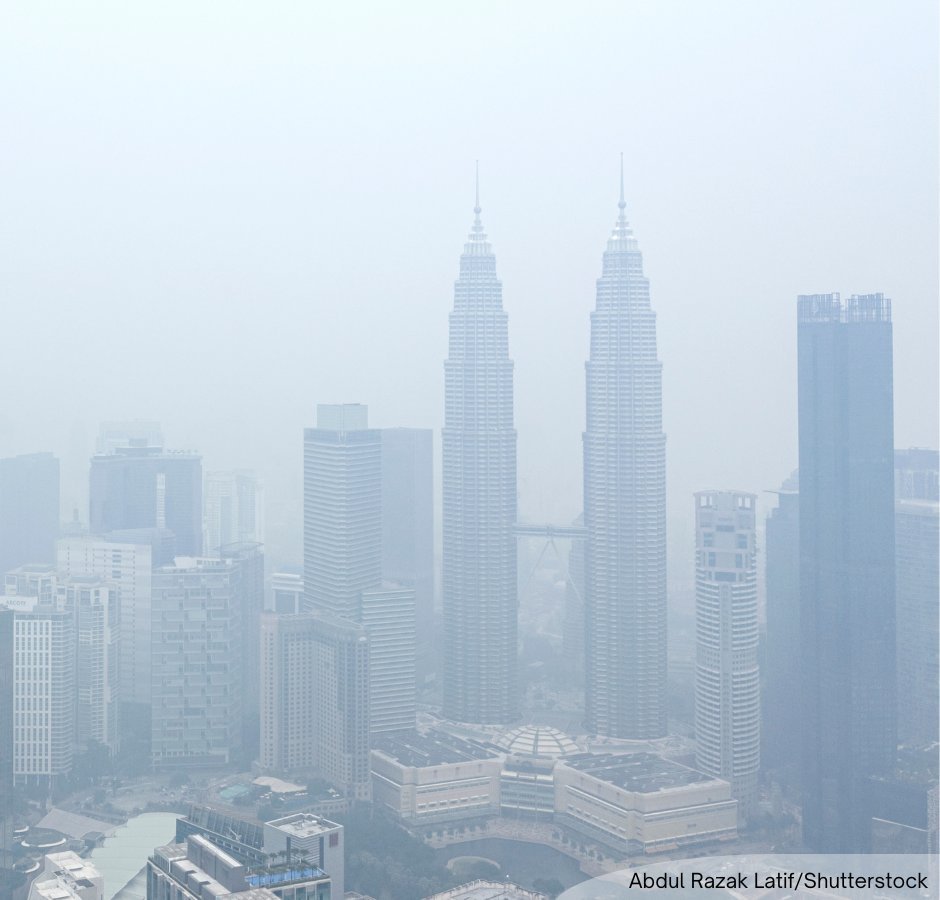 NewsBFM's tweet photo. Haze conditions have worsened, with 10 areas, including KL, Selangor, Johor and Sarawak, recording unhealthy API levels.

Serian in Sarawak recorded the highest reading at 174, followed by Pasir Gudang and Larkin in Johor at 169 and 168 respectively, as of 9am today. https://t.co/5SNvbAXjQL