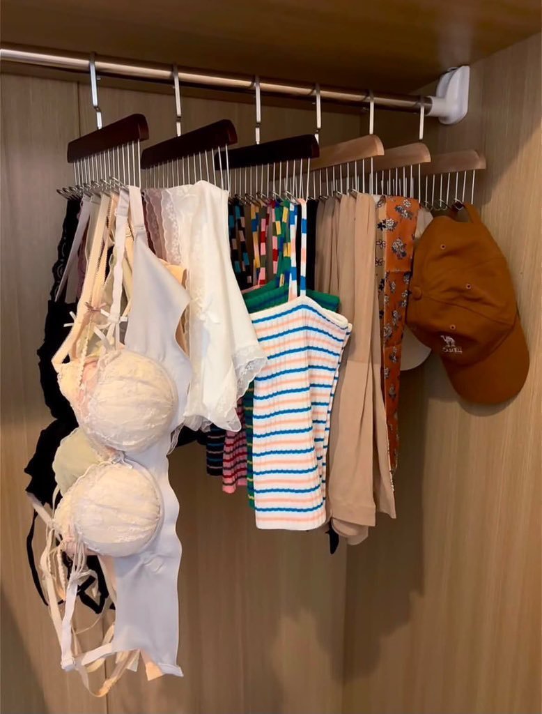 MeuDivoArthur's tweet photo. AKU NYESEL BARU PAKE HANGER MODEL GINI😭🫶🏻

nggak perlu capek-capek lipet baju lagi, tinggal gantung aja. lemari jadi lebih rapi dan tempatnya juga jauh lebih hemat🥹✨ https://t.co/1co63GKJs4