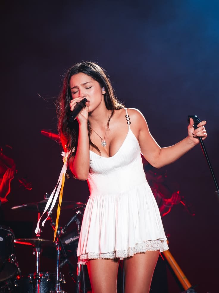 oliarchives's tweet photo. something about olivia rodrigo wearing white https://t.co/3Wp5Ln8kDB
