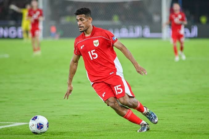 InfosuporterID's tweet photo. Komentar di grup FB

Selain penempatan posisi, pemilihan pemain John Herdman juga perlu dipertanyakan. 

Kalau lu butuh Free Role ataupun Advance Playmsker  harusnya panggil Adam Alis atau Ricky Kambuaya. 

Mereka  bisa main 90 Menit, main dengan intensitas pressing tinggi dan punya daya jelajah  mengisi ruang kosong. 

Bukan malah maksa Thom Haye yang stamina  dan posisi naturalnya bukan disitu. 

Trus lu juga panggil 4 Wingback kiri

1.Shaye Pattynama 
2. Dean James 
3. Nathan Tjoe
4. Verdonk 

BUAT APA COBA....? MUBAZIR BANGET