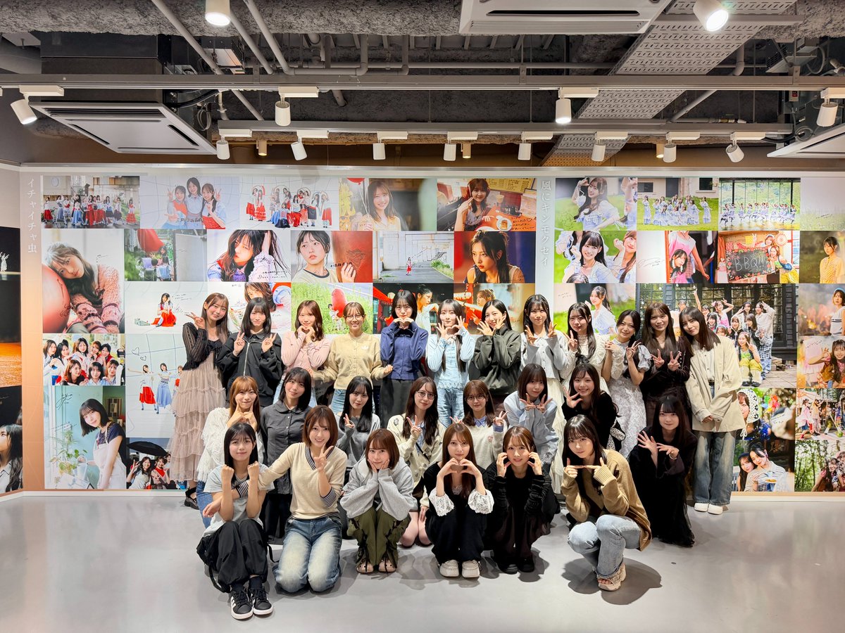 SHIBUYA_T_MUSIC's tweet photo. 【#日向坂46☀️】
明日9/30に18thシングル『イチャイチャ虫』を発売する日向坂46の皆様がシブツタ地下2Fにご来店🎊
フロア内各所にたっくさんのメッセージ頂きましたので隅々まで要チェックです👍
さらに！今回はMVで使用していたハートも展示❤❤
展示期間：～10/5(月) 
ご来店お待ちしております🙇 https://t.co/y7BGBZUq4A
