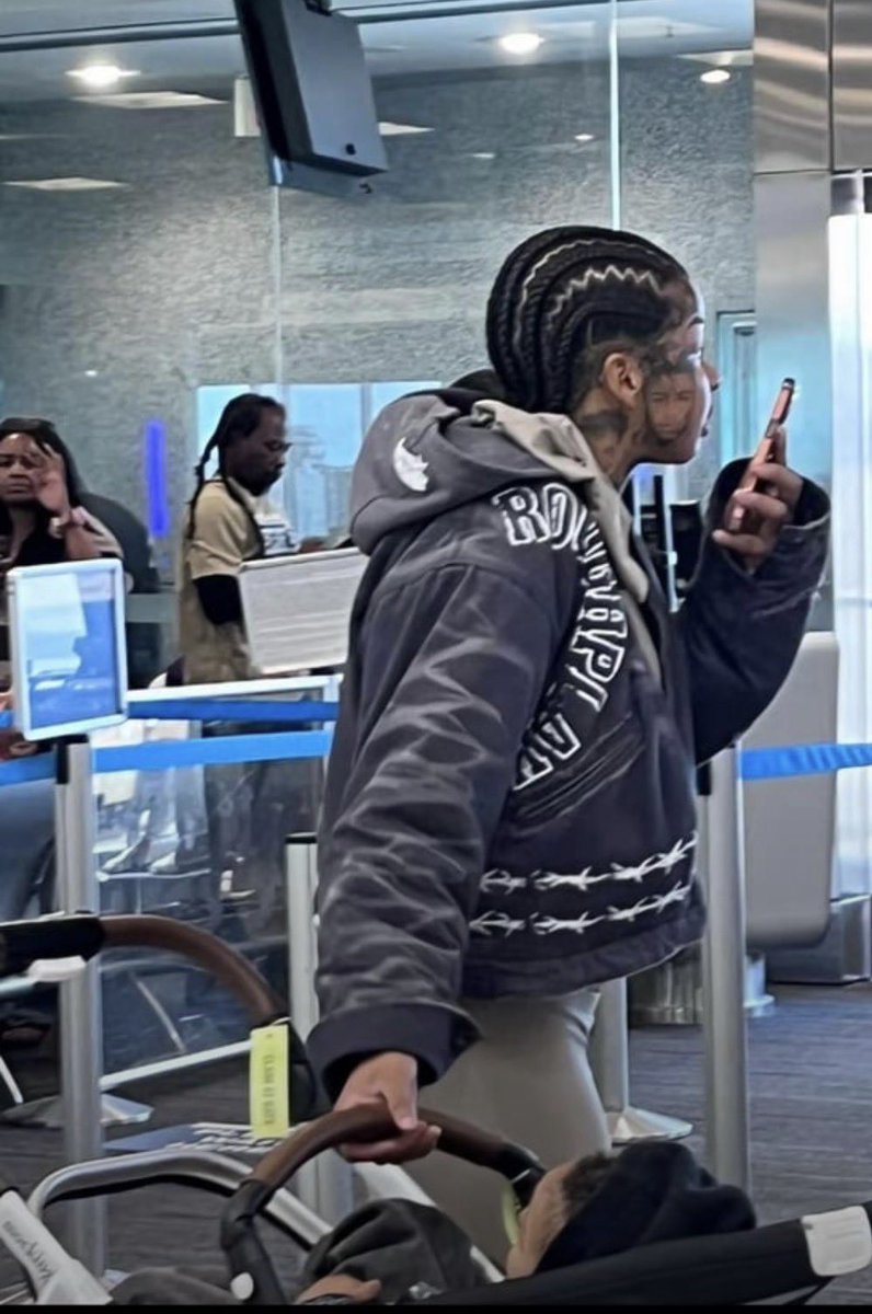 pablitoesco777's tweet photo. Oh lord JR is with @ChriseanMalone she gonna have him staring at the wall for 13 hours straight with no food while she playing with @bluefacebleedem booty hole https://t.co/K9rmCfBrwM