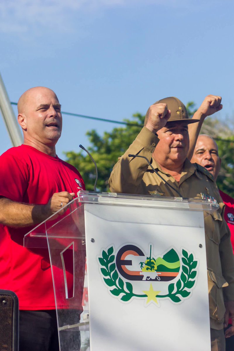 GHNordelo5's tweet photo. Hoy entregamos el Premio del Barrio de los #CDRCuba al Hospital Militar Dr. Mario Muñoz Monroy, de Matanzas. ¡Felicidades a ese abnegado colectivo! #Cuba #66AñosCDR https://t.co/FmTpFHv71z