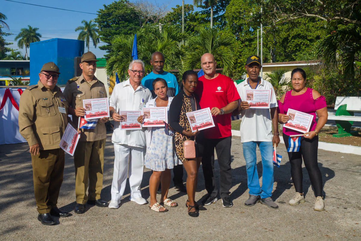 GHNordelo5's tweet photo. Hoy entregamos el Premio del Barrio de los #CDRCuba al Hospital Militar Dr. Mario Muñoz Monroy, de Matanzas. ¡Felicidades a ese abnegado colectivo! #Cuba #66AñosCDR https://t.co/FmTpFHv71z