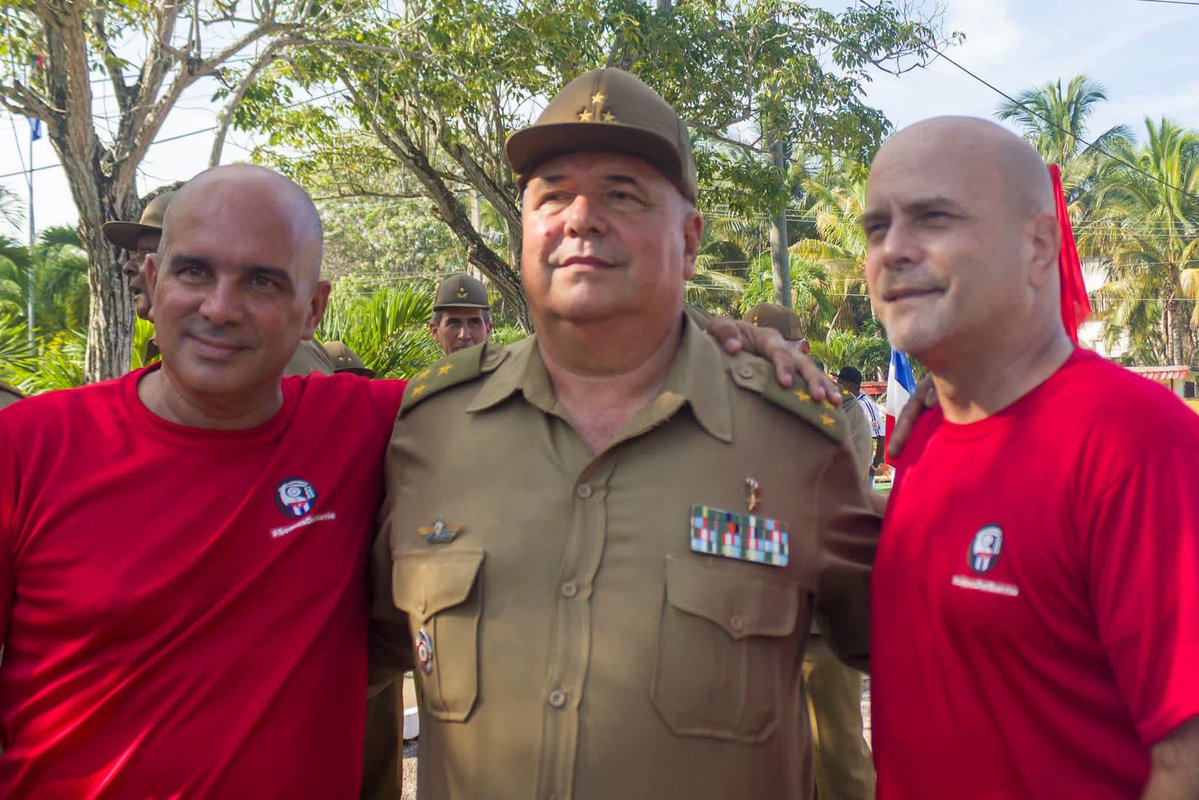 GHNordelo5's tweet photo. Hoy entregamos el Premio del Barrio de los #CDRCuba al Hospital Militar Dr. Mario Muñoz Monroy, de Matanzas. ¡Felicidades a ese abnegado colectivo! #Cuba #66AñosCDR https://t.co/FmTpFHv71z