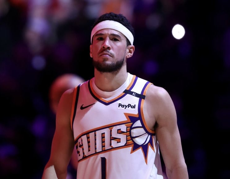 BGNHoops's tweet photo. Devin Booker’s PPG averages 2016-2026

2016-2017: 22.1 PPG
2017-2018: 24.9 PPG
2018-2019: 26.6 PPG
2019-2020: 26.6 PPG
2020-2021: 25.6 PPG
2021-2022: 26.8 PPG 
2022-2023: 27.8 PPG 
2023-2024: 27.1 PPG
2024-2025: 25.6 PPG
2025-2026: 26.1 PPG

10 straight seasons of averaging 22+ PPG. 

Consistently been one of the best scorers in the league.