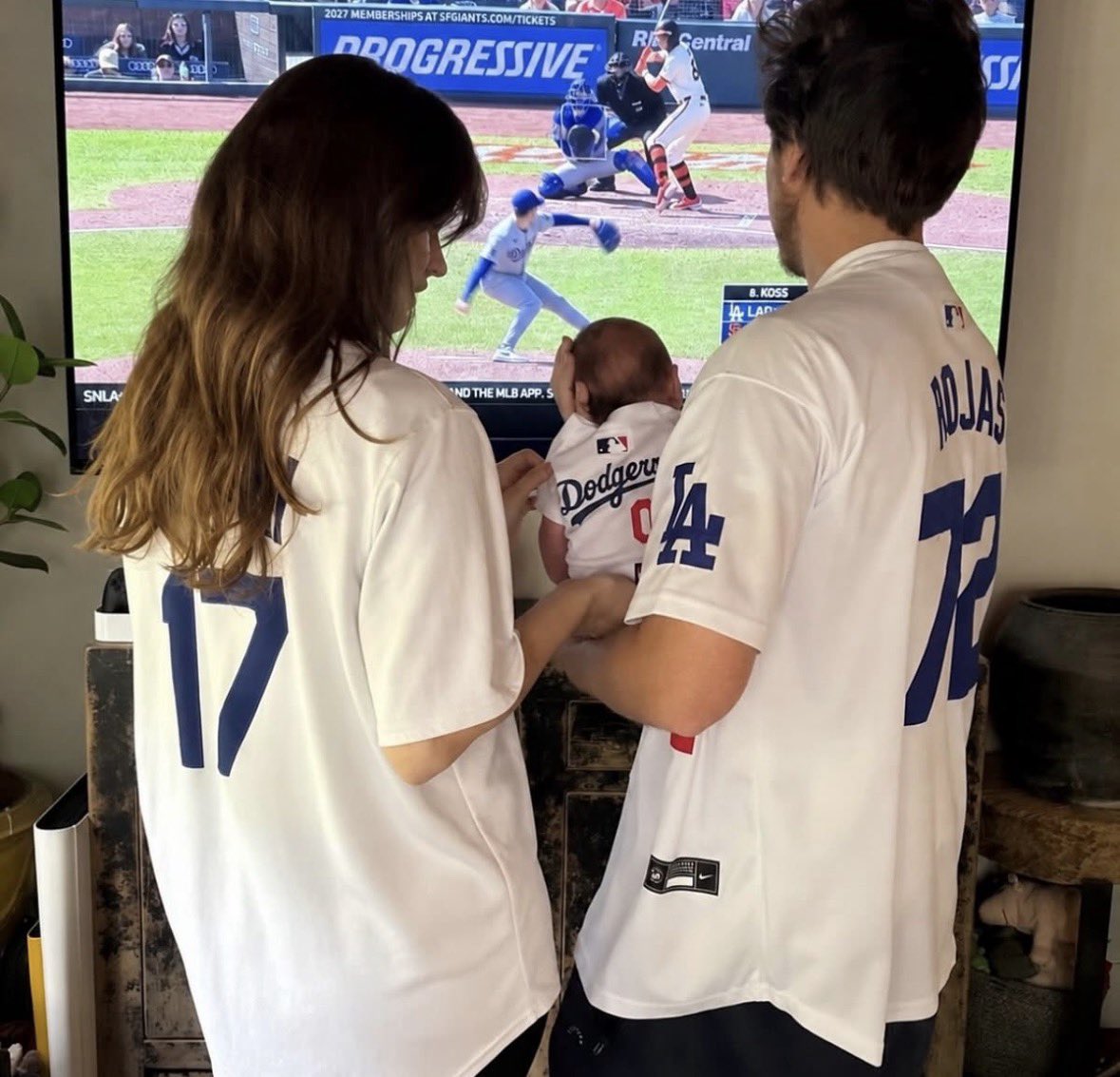 hernameisjenn_'s tweet photo. BARBARA PALVIN Y DYLAN SPROUSE SON PADRES!!! 

estoy muriendo pero de AMOR!!! https://t.co/k2l2Mz88cV