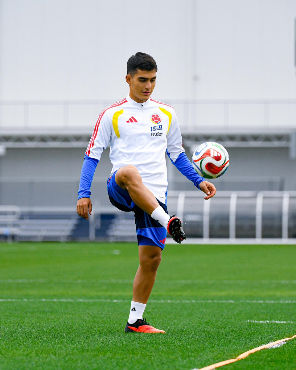 FCFSeleccionCol's tweet photo. 📸 ¡𝐋𝐚 𝐬𝐞𝐦𝐚𝐧𝐚 𝐞𝐦𝐩𝐢𝐞𝐳𝐚 𝐚𝐪𝐮𝐢́! ⚽️

𝐋𝐮𝐧𝐞𝐬 𝐝𝐞 𝐞𝐧𝐭𝐫𝐞𝐧𝐚𝐦𝐢𝐞𝐧𝐭𝐨 en Delaware 💪

🔜 🇵🇾

#ConOrgulloColombiano🇨🇴 https://t.co/aJXboftdoc