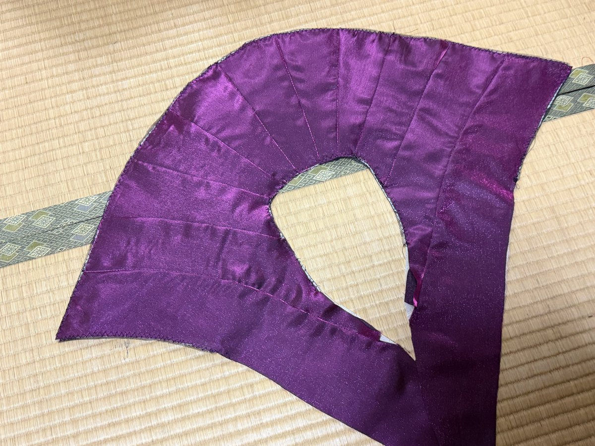 rinne1379's tweet photo. わかる〜〜！
私も縫い代はとにかく親の仇と同じくらい割るから〜〜！！！
全体の仕上がりにとてつもなく影響すると思ってる〜〜〜！！！！

縫い代割っても戻ってくるならもう薄手の接着芯で押さえ込んで、かけ直すもんな……😌
本当に親の仇👊👊👊👊👊👊

この辺はそれをやったブツ🤣🔥 https://t.co/4hMDTSK32P